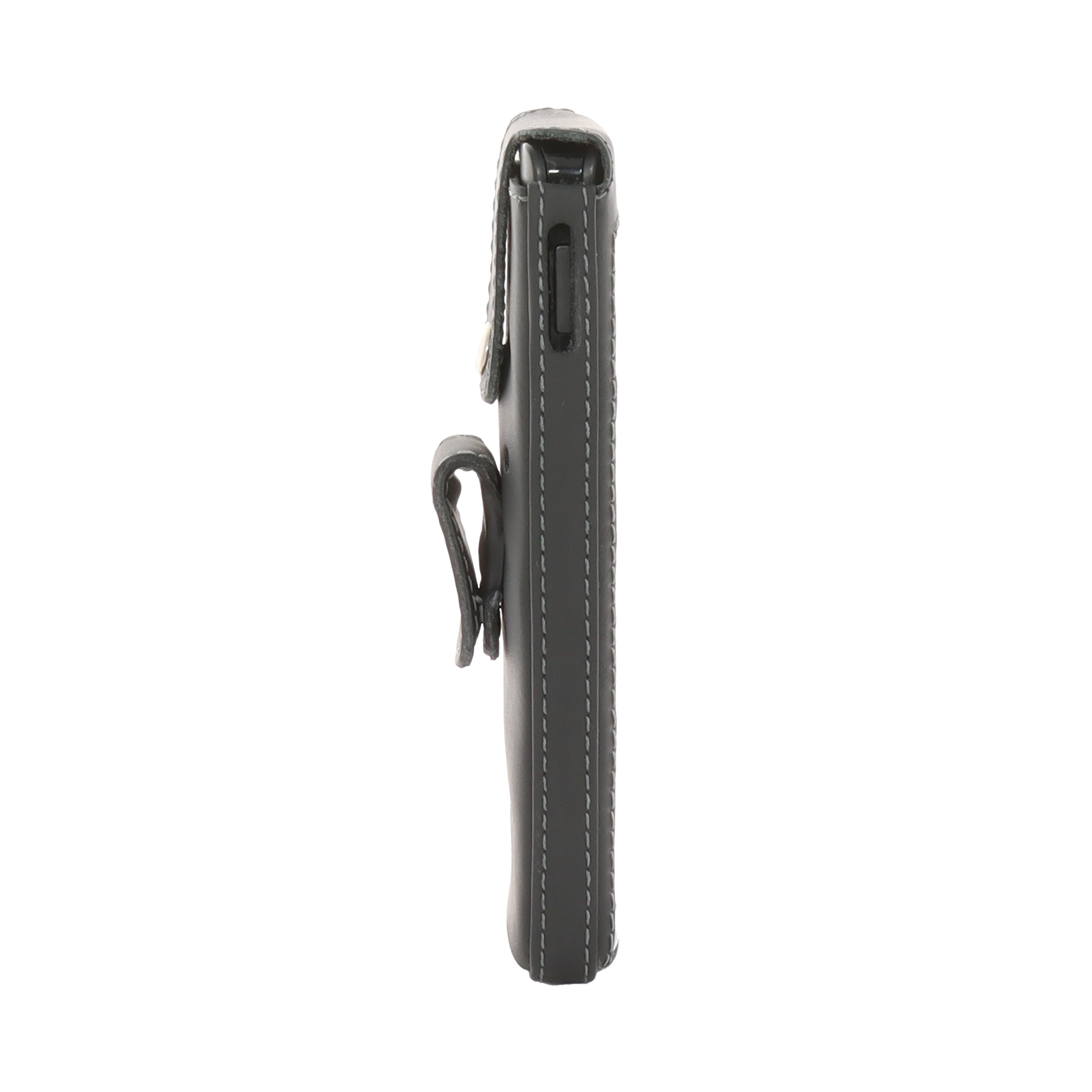 Eine schwarze Leder-Handyhülle mit Gürtelclip, weißen Nähten und weißem Hintergrund.