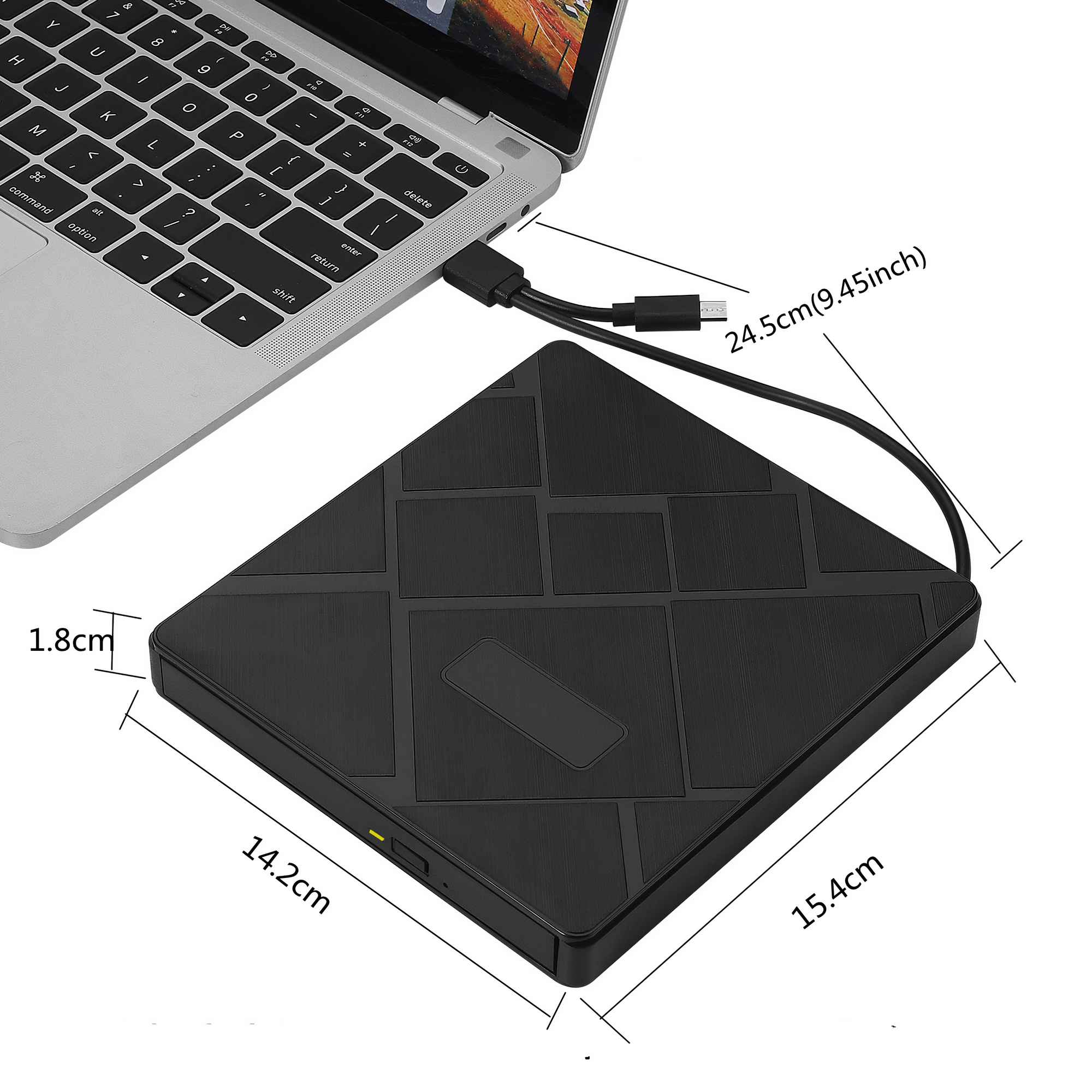 Laptop mit schwarzem externen Laufwerk über USB-Kabel verbunden. Abmessungen sind auf dem Laufwerk angegeben.