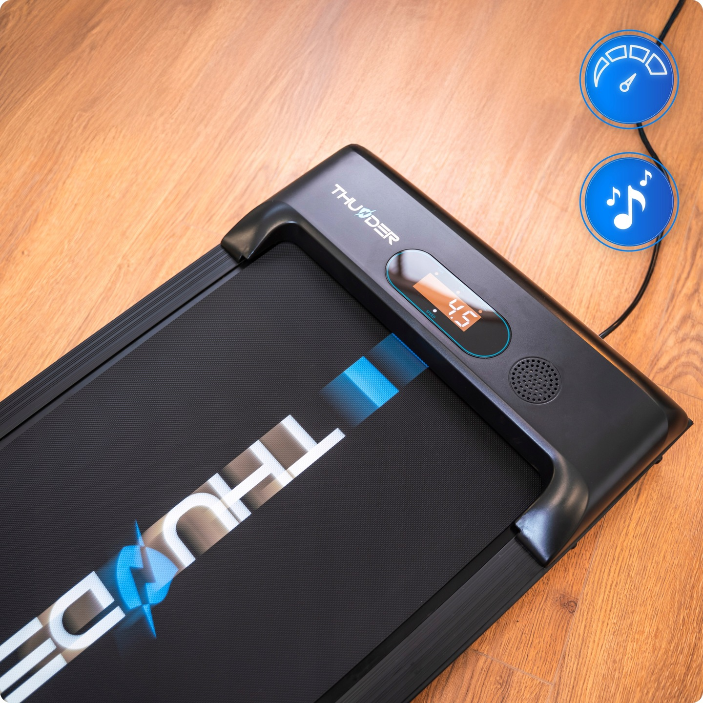 Czarna bieżnia z cyfrowym wyświetlaczem pokazującym 4.5. Słowo THUNDER jest na pasie. Ikony prędkości i muzyki po prawej.