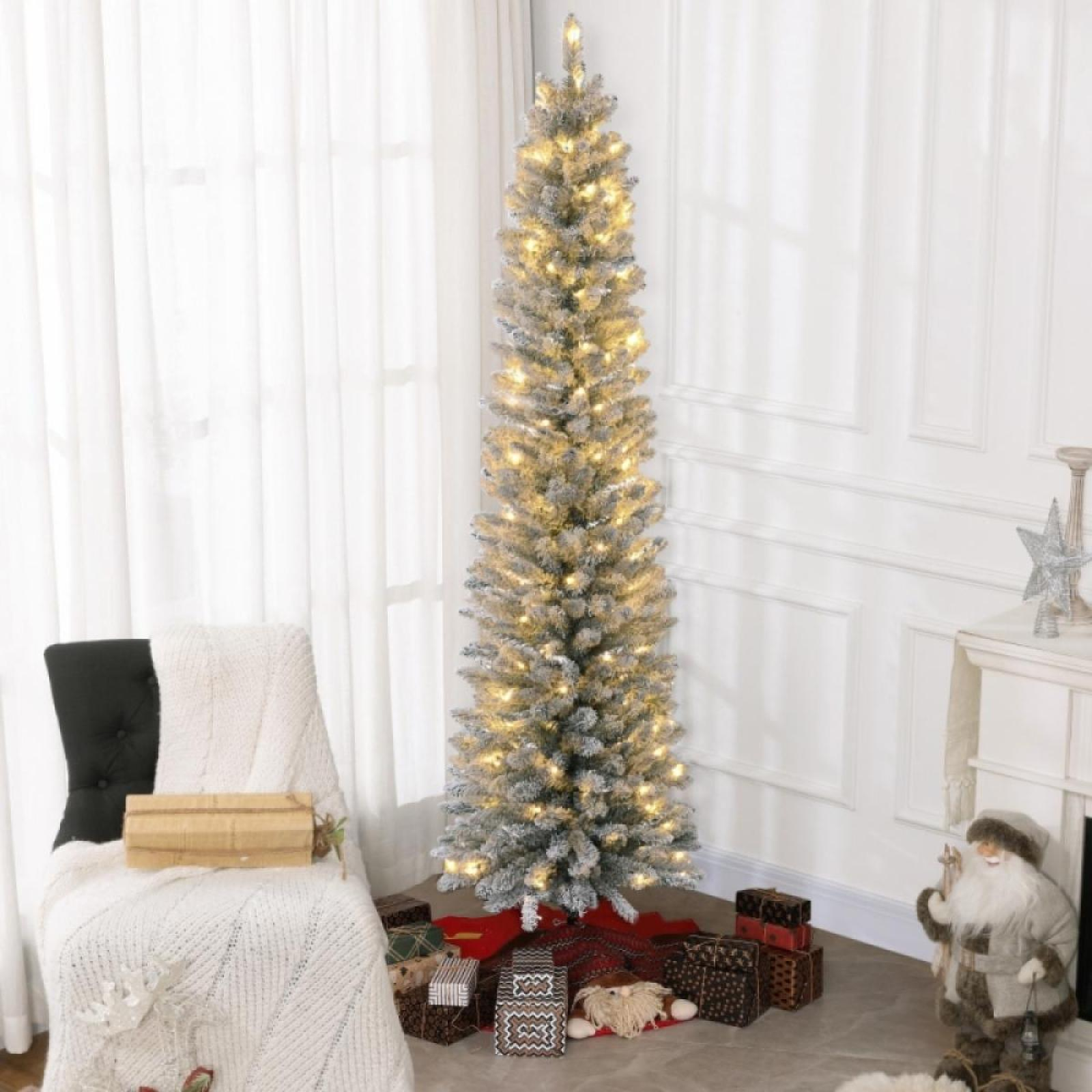 Ein geschmückter Weihnachtsbaum mit Lichtern. Geschenke sind darum herum und eine Santa-Dekoration ist in der Nähe. Ein Stuhl mit einer Decke.