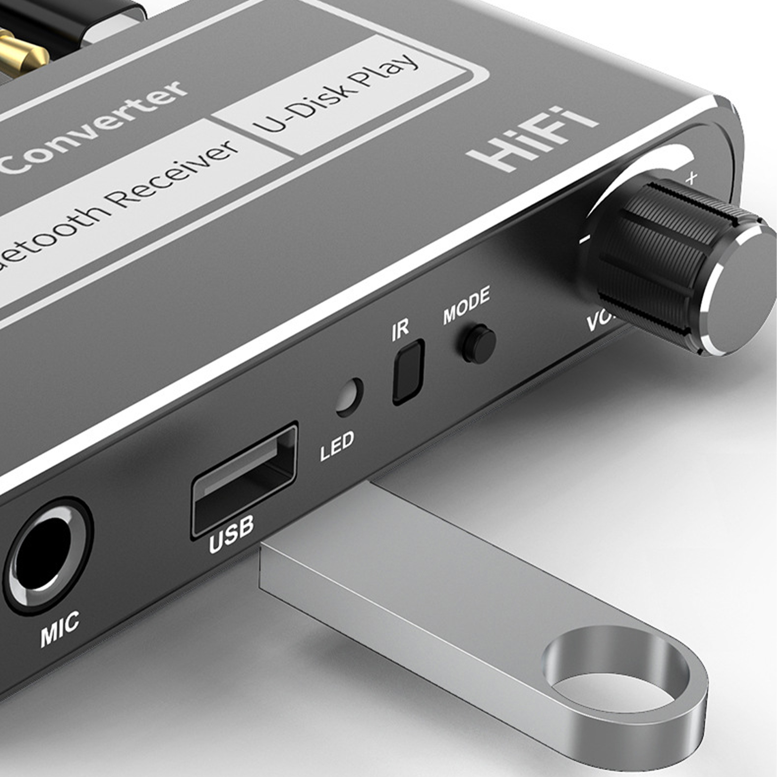 Ein HiFi-Audiogerät mit USB-Anschluss und eingestecktem USB-Laufwerk. Es hat Tasten und einen Lautstärkeregler.