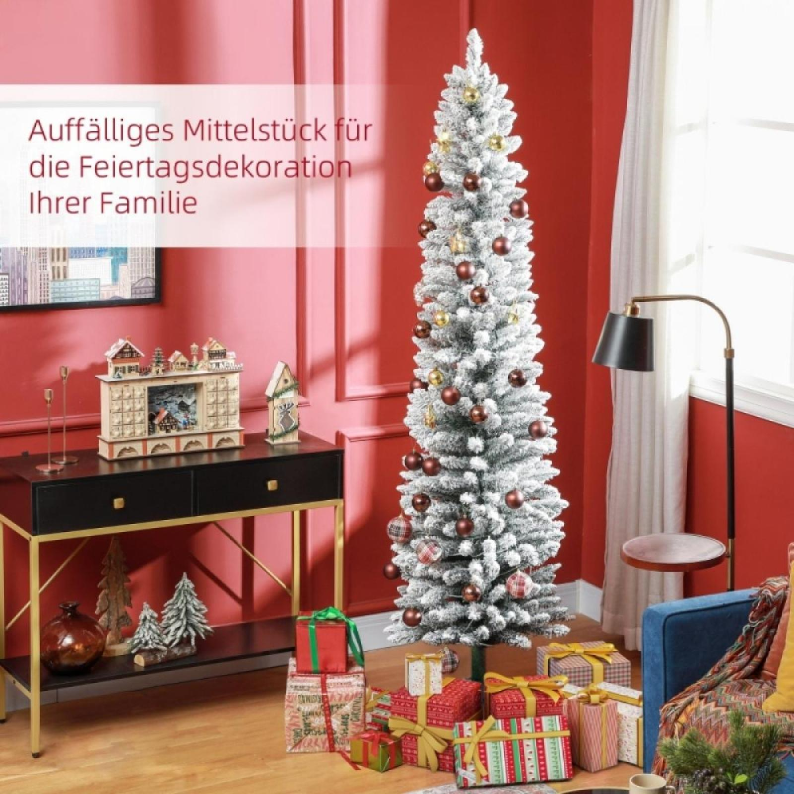 Festliche Szene mit geschmücktem Weihnachtsbaum, Geschenken und einer Konsole vor roter Wand.