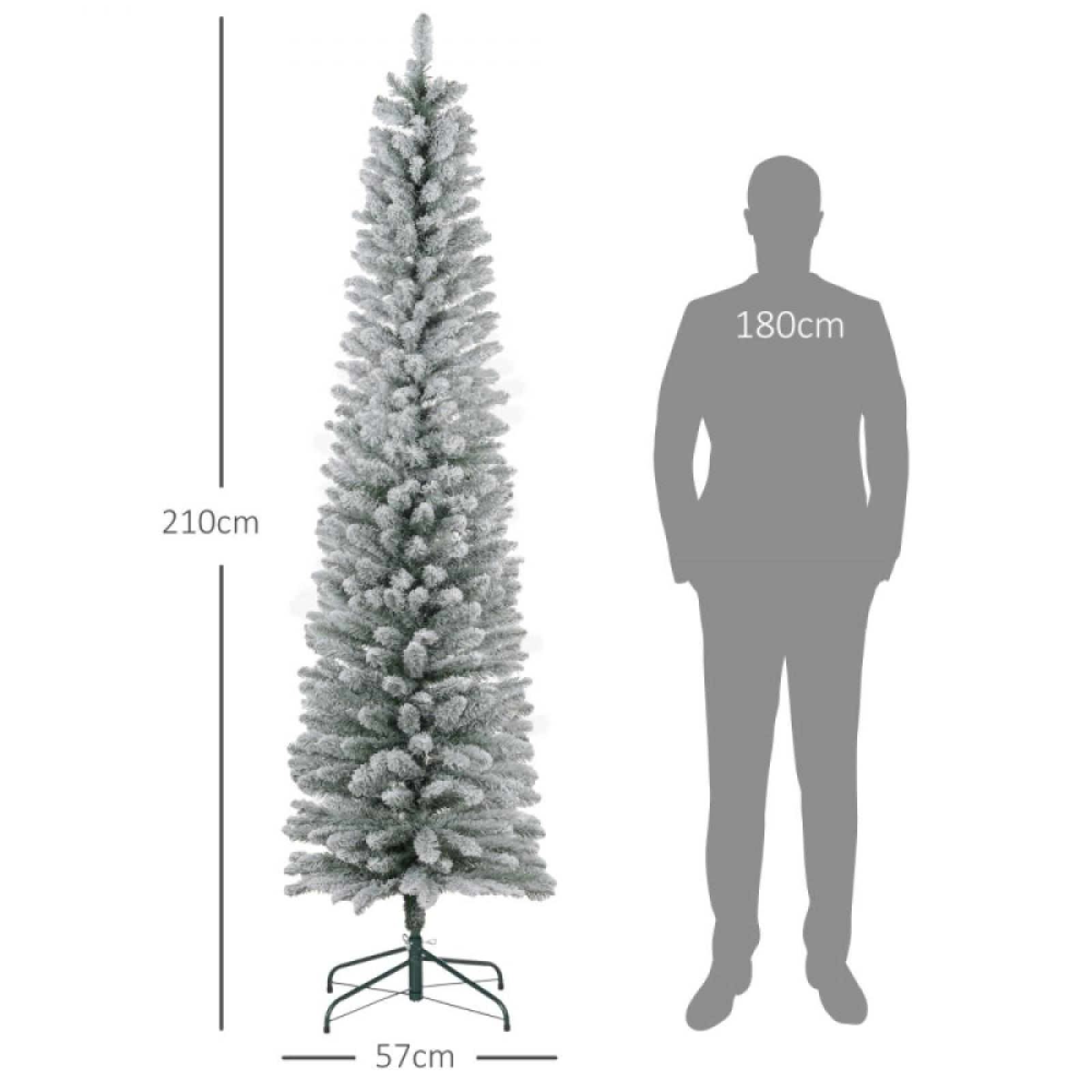 Ein 210 cm hoher, schneebedeckter Weihnachtsbaum steht neben einer 180 cm großen Personensilhouette. Der Baum ist 57 cm breit.