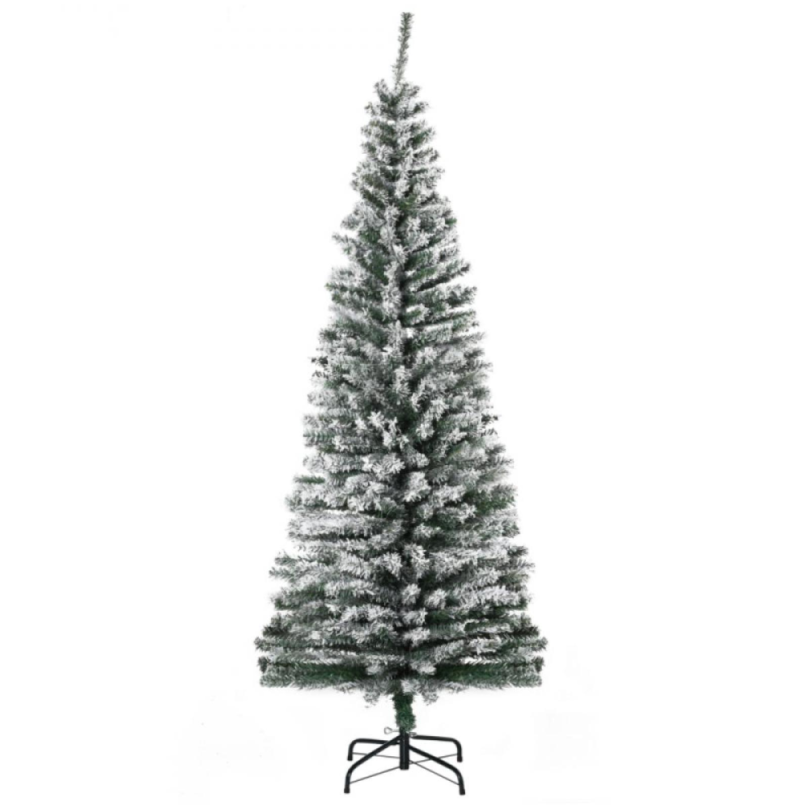 Ein hoher, künstlicher Weihnachtsbaum, bedeckt mit weißem Schnee. Er steht auf einem schwarzen Metallsockel vor weißem Hintergrund.