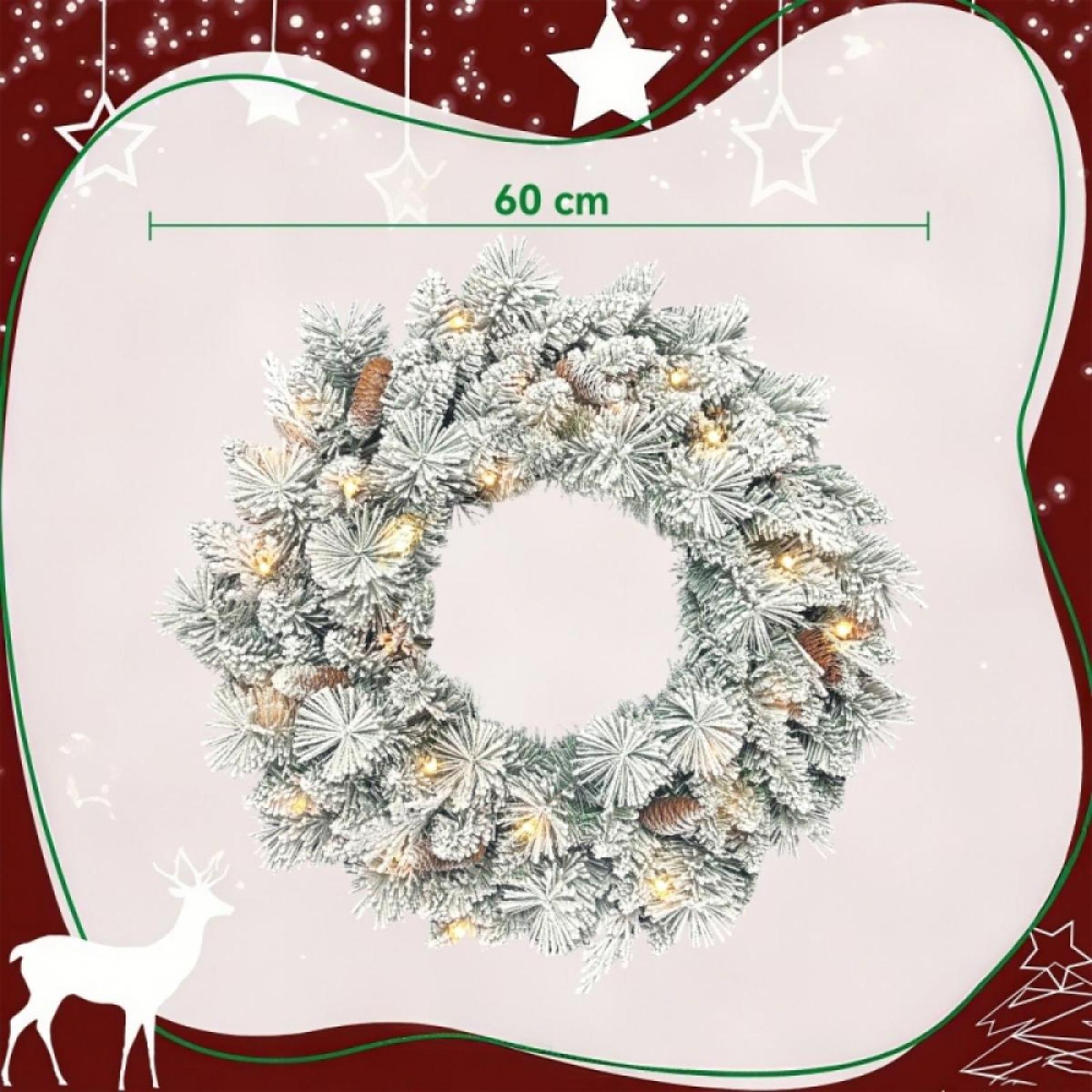 Ein Weihnachtskranz mit Lichtern, Tannenzapfen und Kunstschnee. Der Hintergrund ist ein rotes und weißes Design mit Sternen.