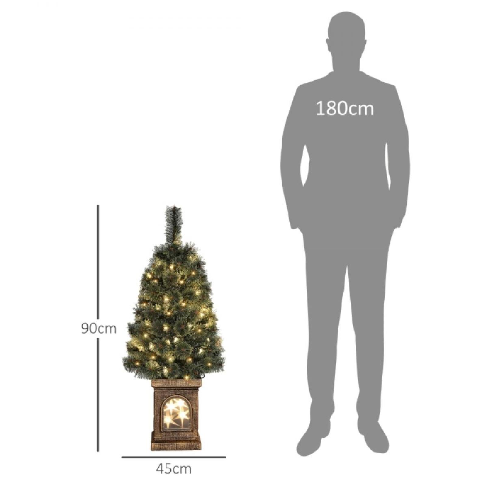 Ein Weihnachtsbaum mit Lichtern steht neben einer 180 cm großen Person. Abmessungen: 90 cm hoch und 45 cm breit.