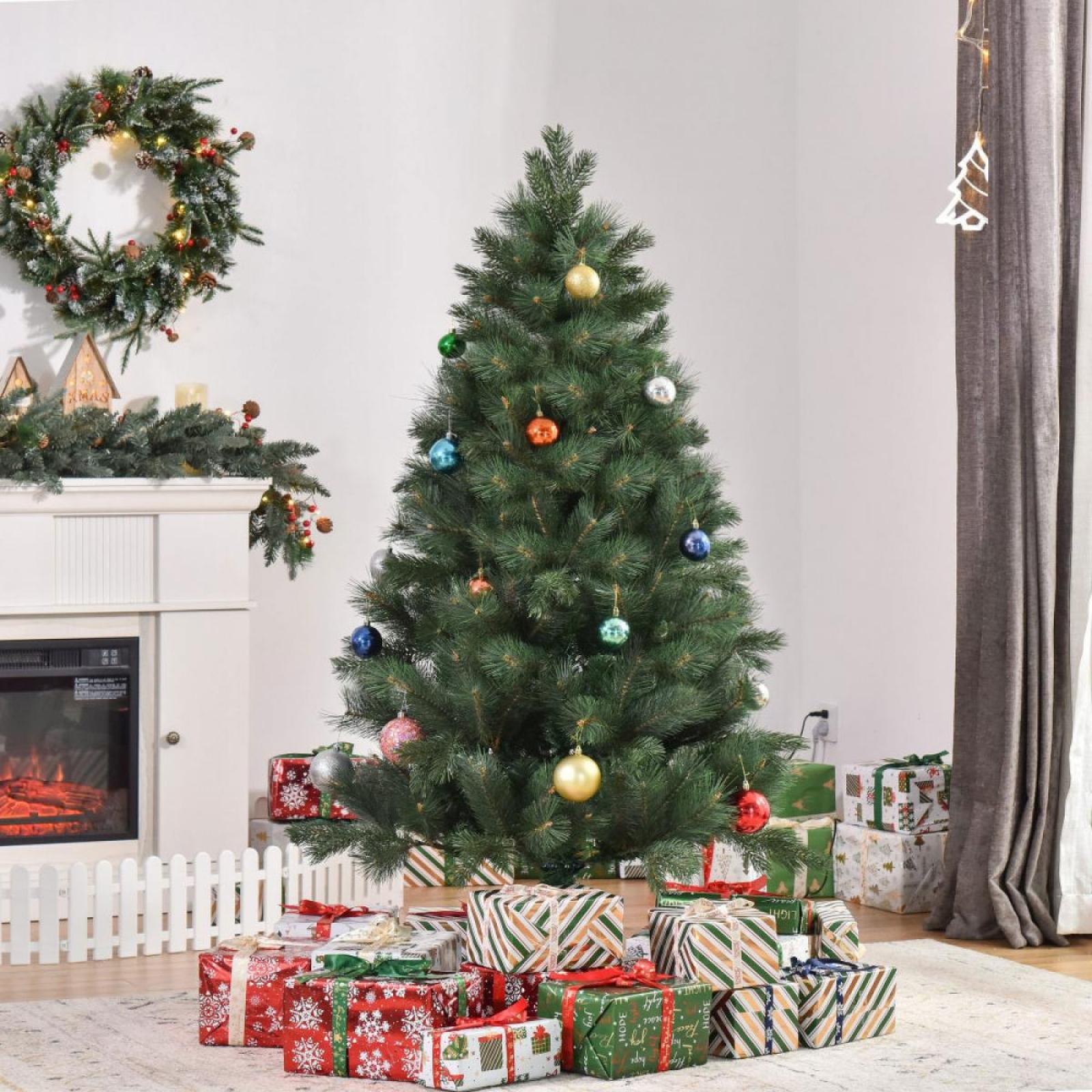 Weihnachtsbaum mit Ornamenten, Geschenken drumherum, Kranz an der Wand, Kamin und weißem Gartenzaun.