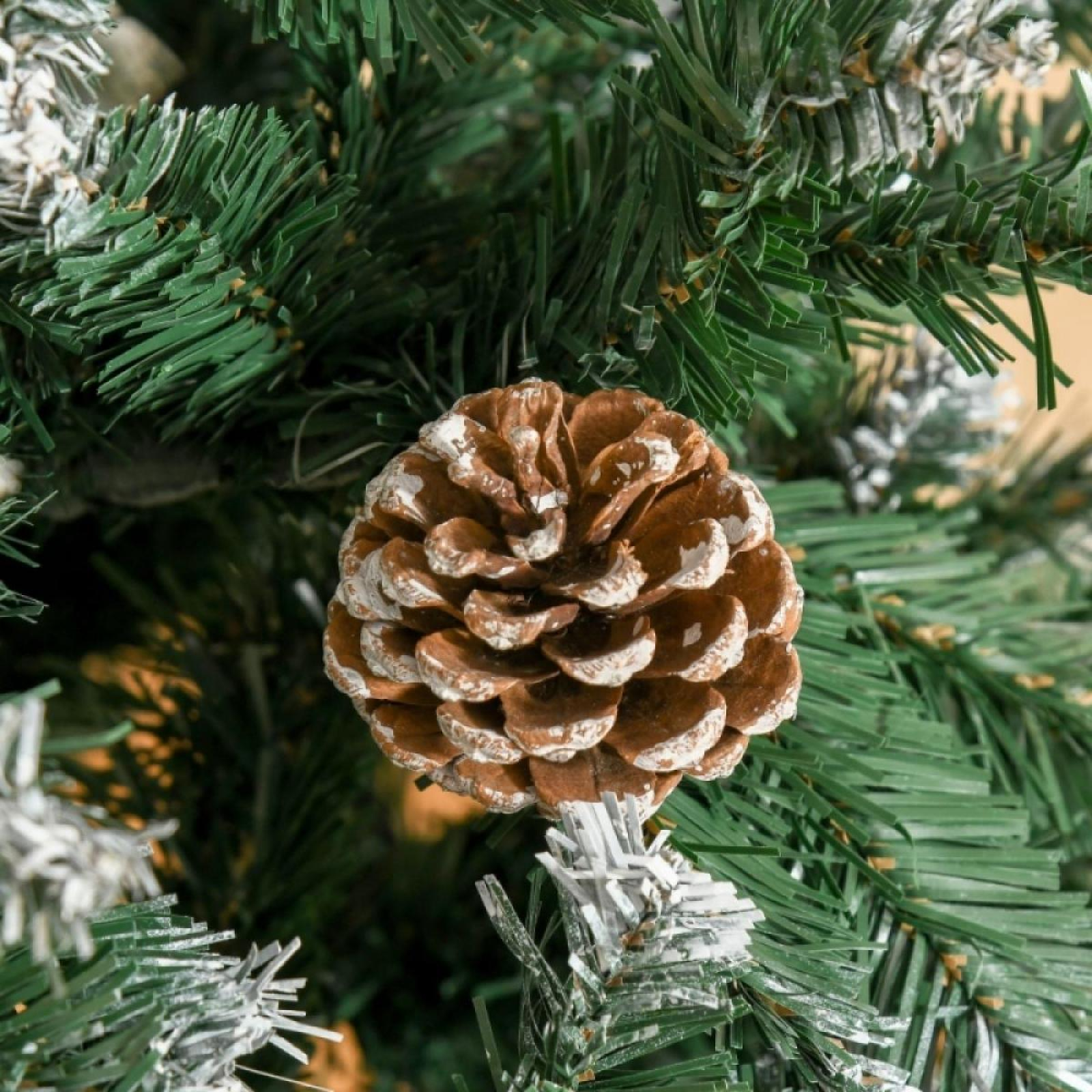 Nahaufnahme eines Tannenzapfens mit Weiß auf einem grünen Weihnachtsbaum mit braunem Hintergrund.