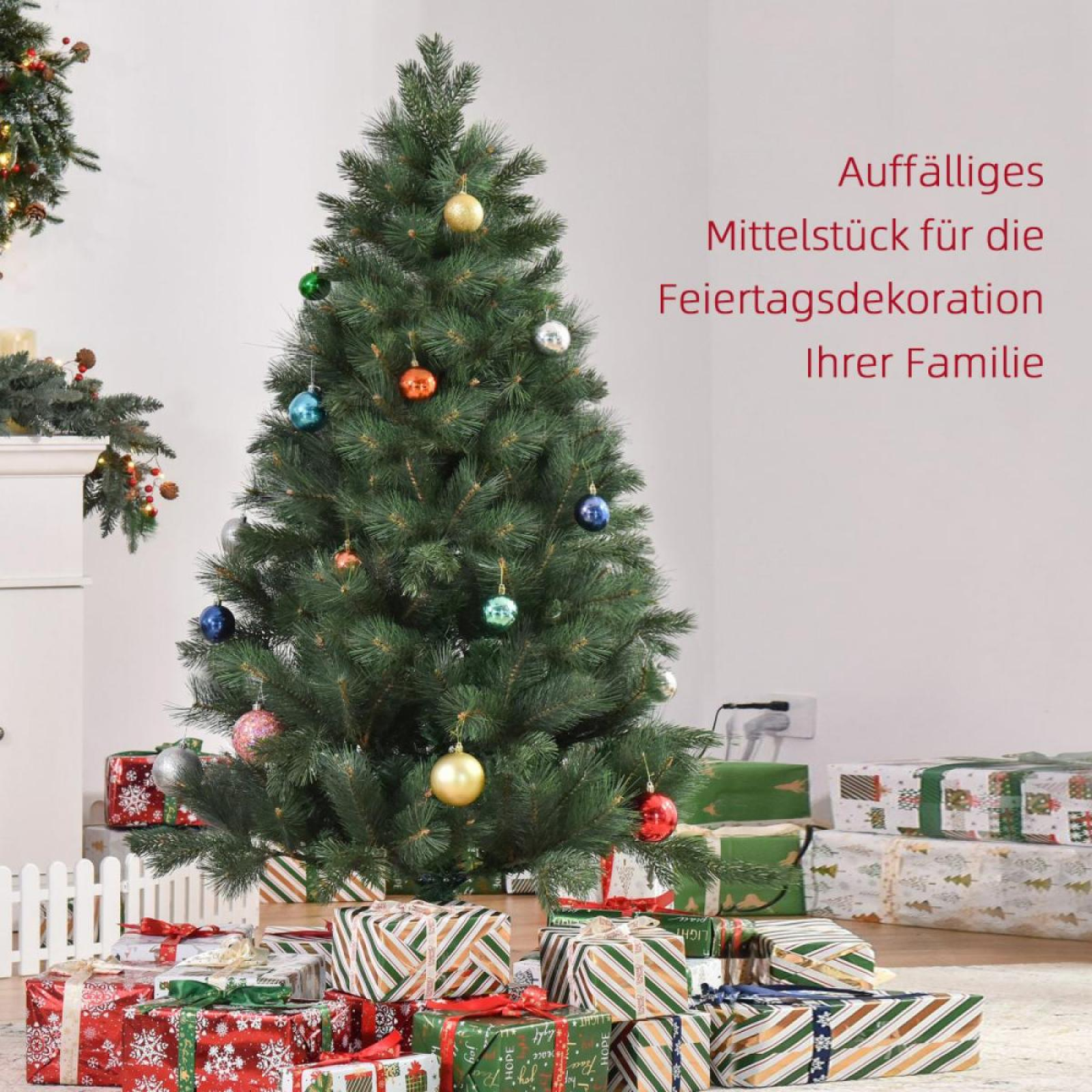 Ein geschmückter Weihnachtsbaum mit Ornamenten und darunter verpackten Geschenken, vor einer weißen Wand.