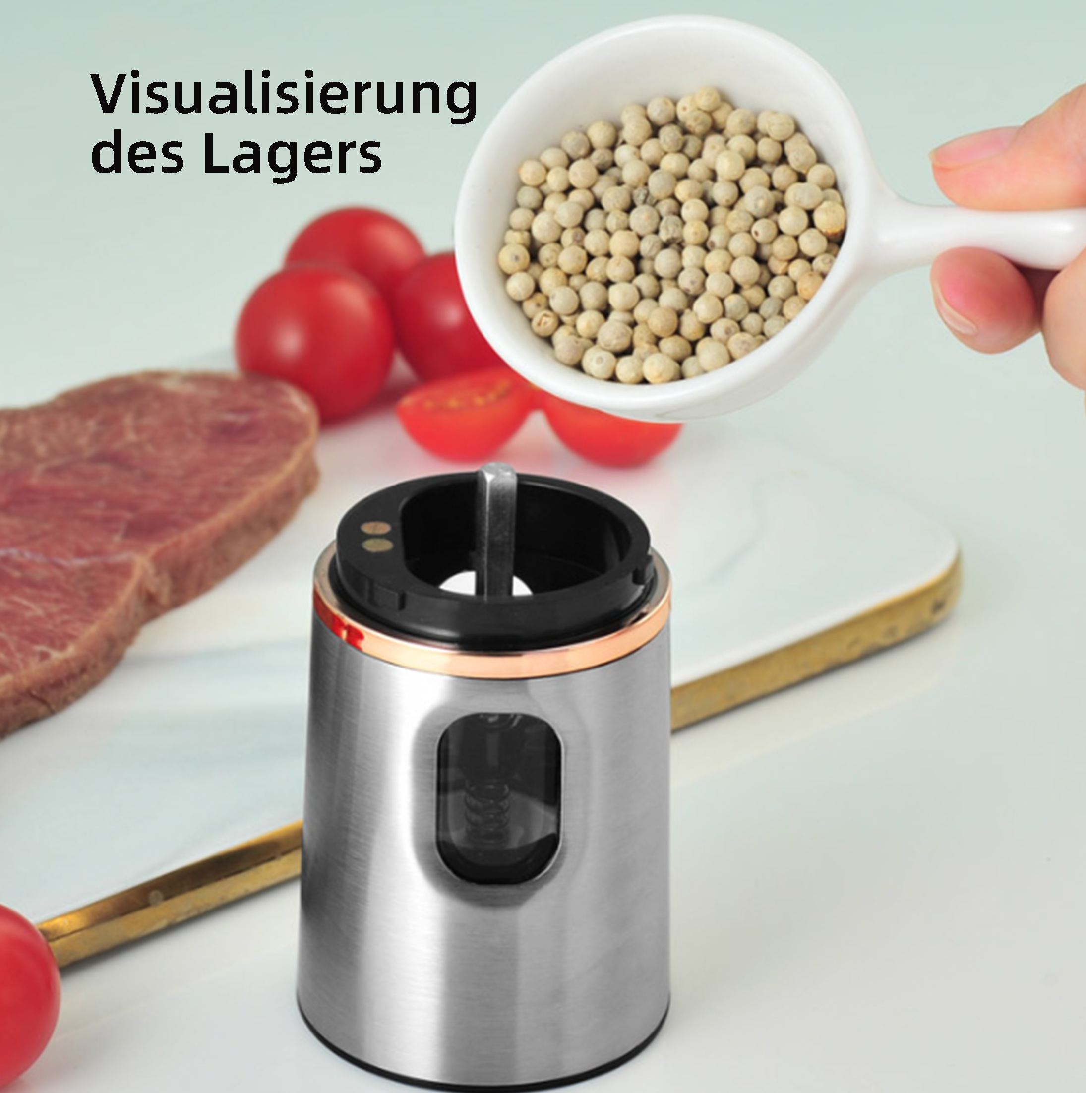 Eine Hand hält eine weiße Schüssel mit Pfefferkörnern über einer Pfeffermühle, Tomaten und Fleisch sind sichtbar.