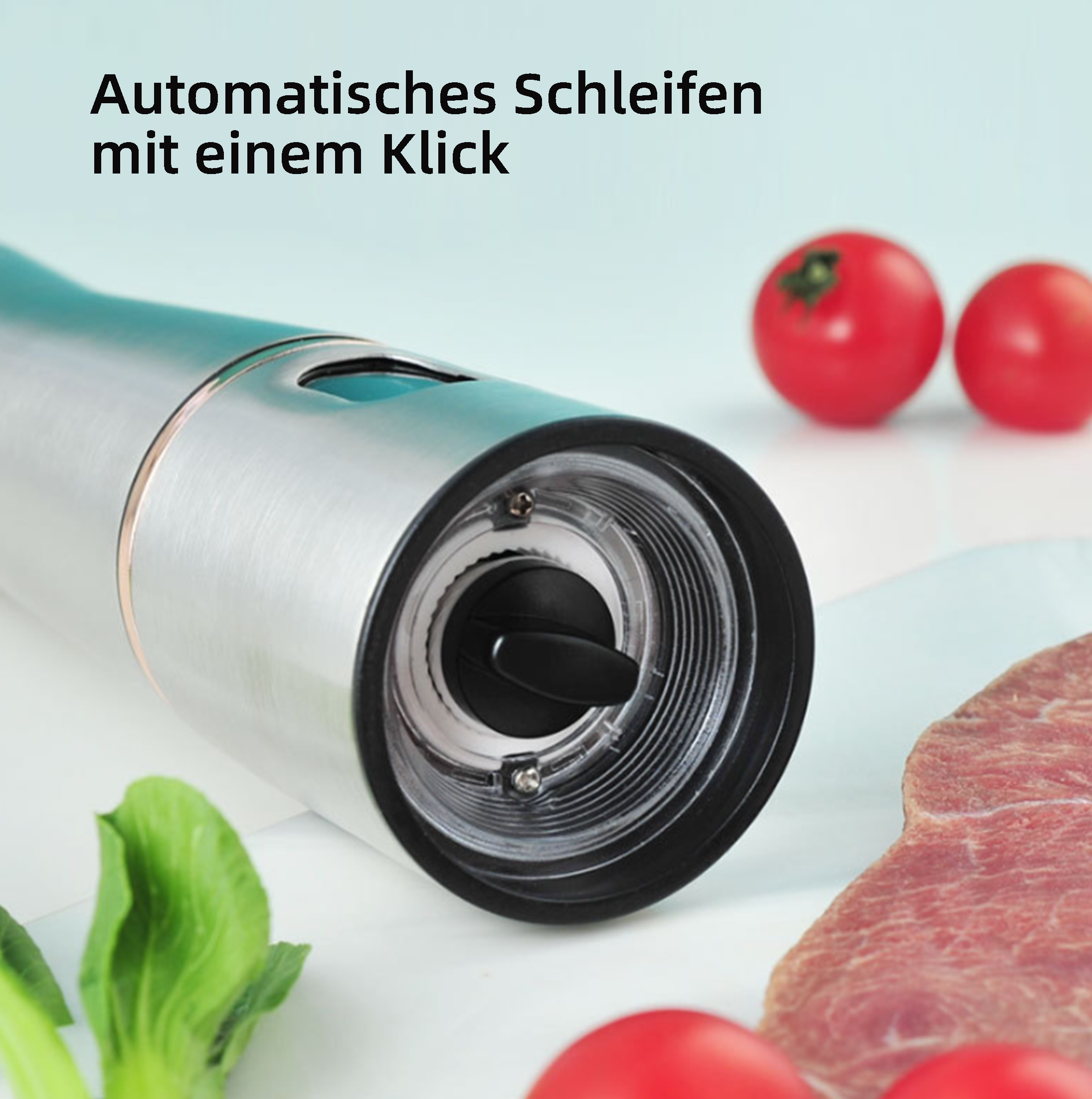 Nahaufnahme eines silbernen Grinders mit Zutaten: Tomaten, Fleisch und grüne Blätter.