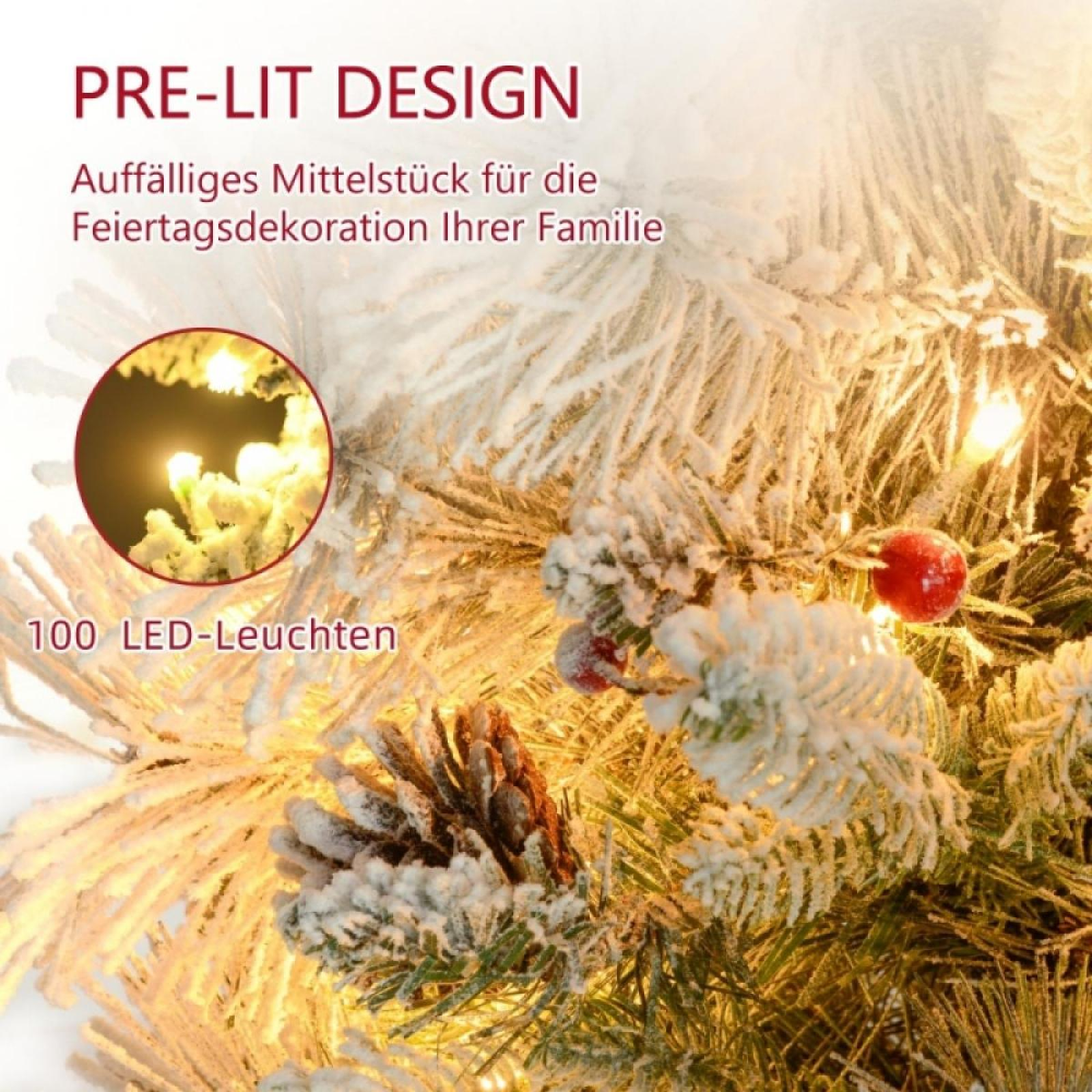 Ein beleuchteter Weihnachtsbaum mit Lichtern, schneeglasiertem Frost, roten Beeren und einem Tannenzapfen.