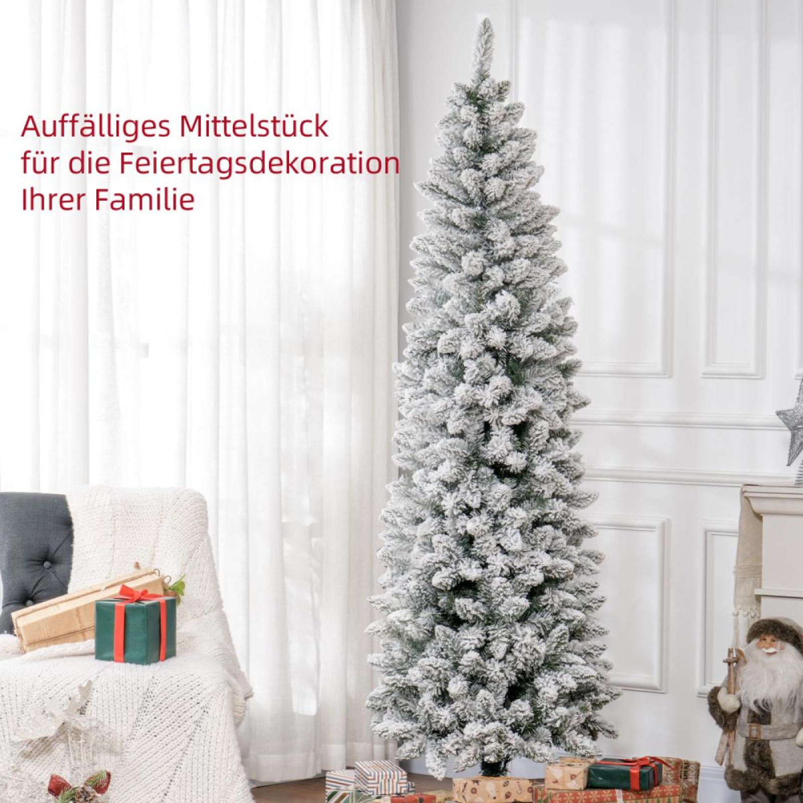 Ein geschmückter Weihnachtsbaum steht hoch. Geschenke sind an der Basis und auf einem Stuhl. Eine Santa-Figur ist rechts.