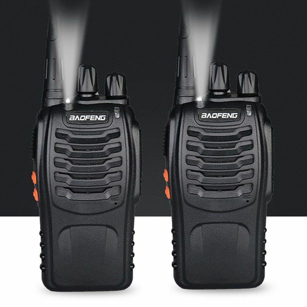 Zwei schwarze Baofeng-Walkie-Talkies mit orangefarbenen Knöpfen, Antennen und dem Baofeng-Logo vor dunklem Hintergrund.