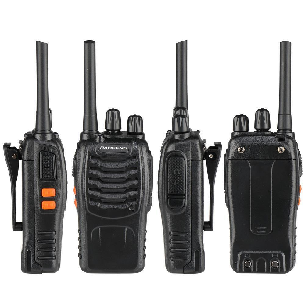 Vier schwarze Walkie-Talkies sind angeordnet. Jedes hat eine Antenne und Knöpfe. Das mittlere hat 'BAOFENG' aufgedruckt.