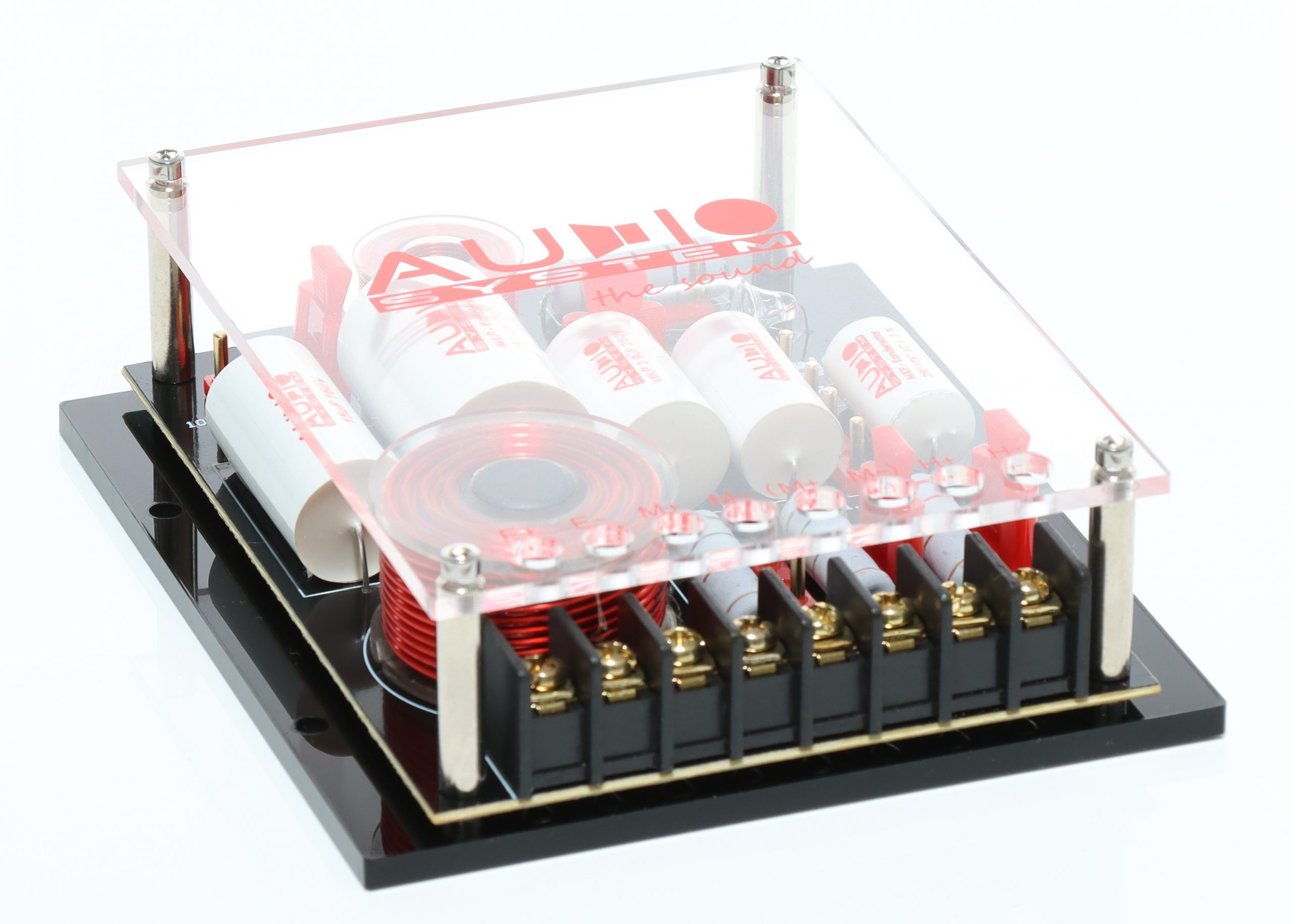 Eine elektronische Frequenzweiche mit Kondensatoren, Spulen und Anschlüssen. Sie ist auf einer schwarzen Basis montiert und mit einer Abdeckung versehen.
