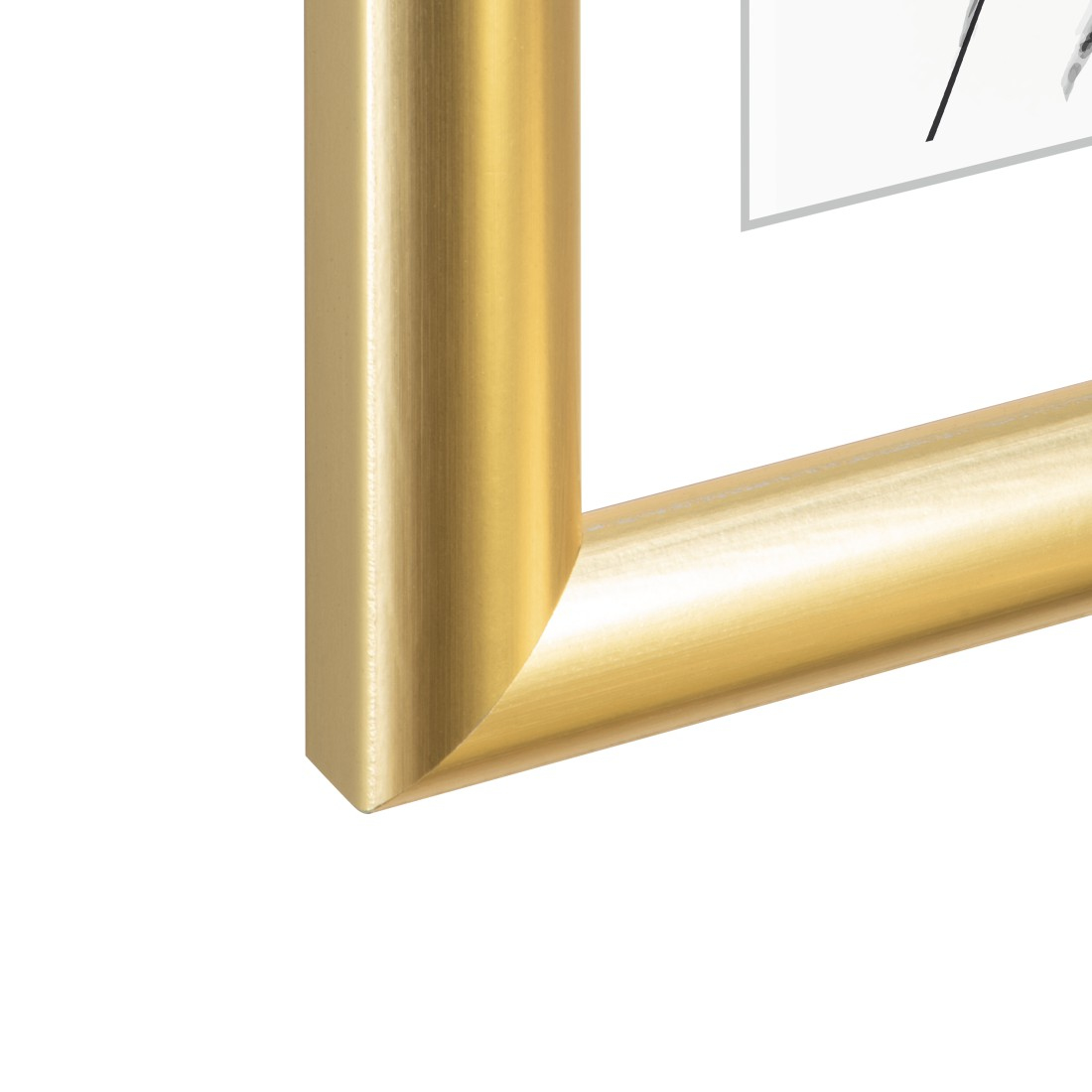 Nahaufnahme einer goldenen Bilderrahmenecke. Der Rahmen ist dick und rechteckig, vor weißem Hintergrund.