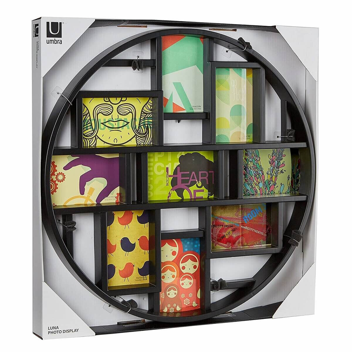 Schwarzes kreisförmiges Foto-Display mit verschiedenen farbenfrohen Bildern. Es enthält Rahmen mit Kunst und Bildern. Das Display befindet sich in einer Box.