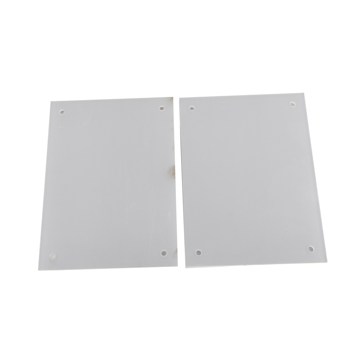 Zwei durchscheinende graue rechteckige Platten mit abgerundeten Ecken und Löchern vor weißem Hintergrund.
