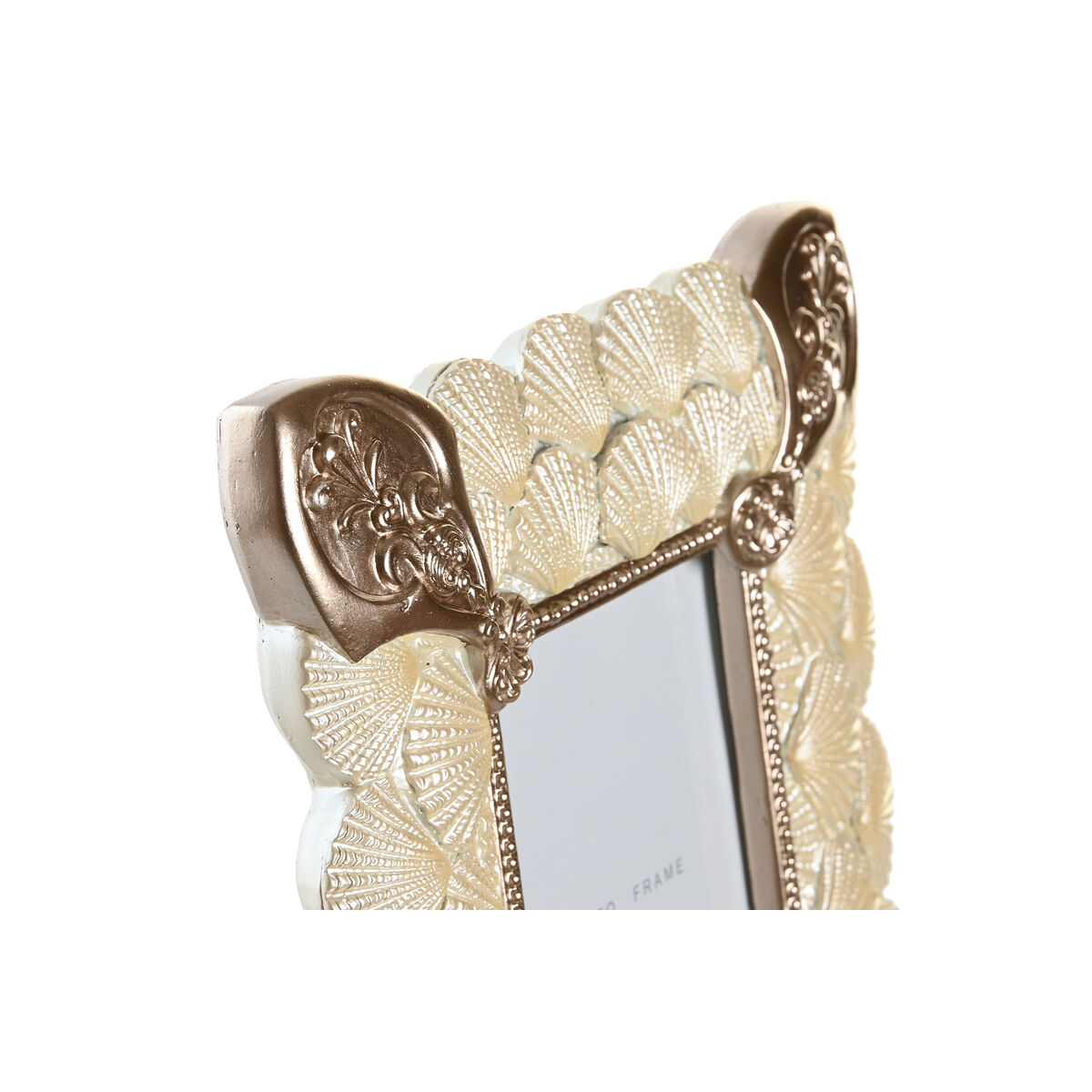 Primer plano de un marco de fotos decorativo. El marco es beige y dorado, con un diseño de concha. El fondo es blanco.