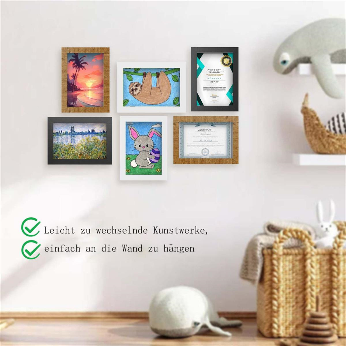 Sechs gerahmte Bilder an einer weißen Wand. Ein Faultier, ein Osterhase und Zertifikate sind zu sehen, sowie ein Walspielzeug und ein Korb.