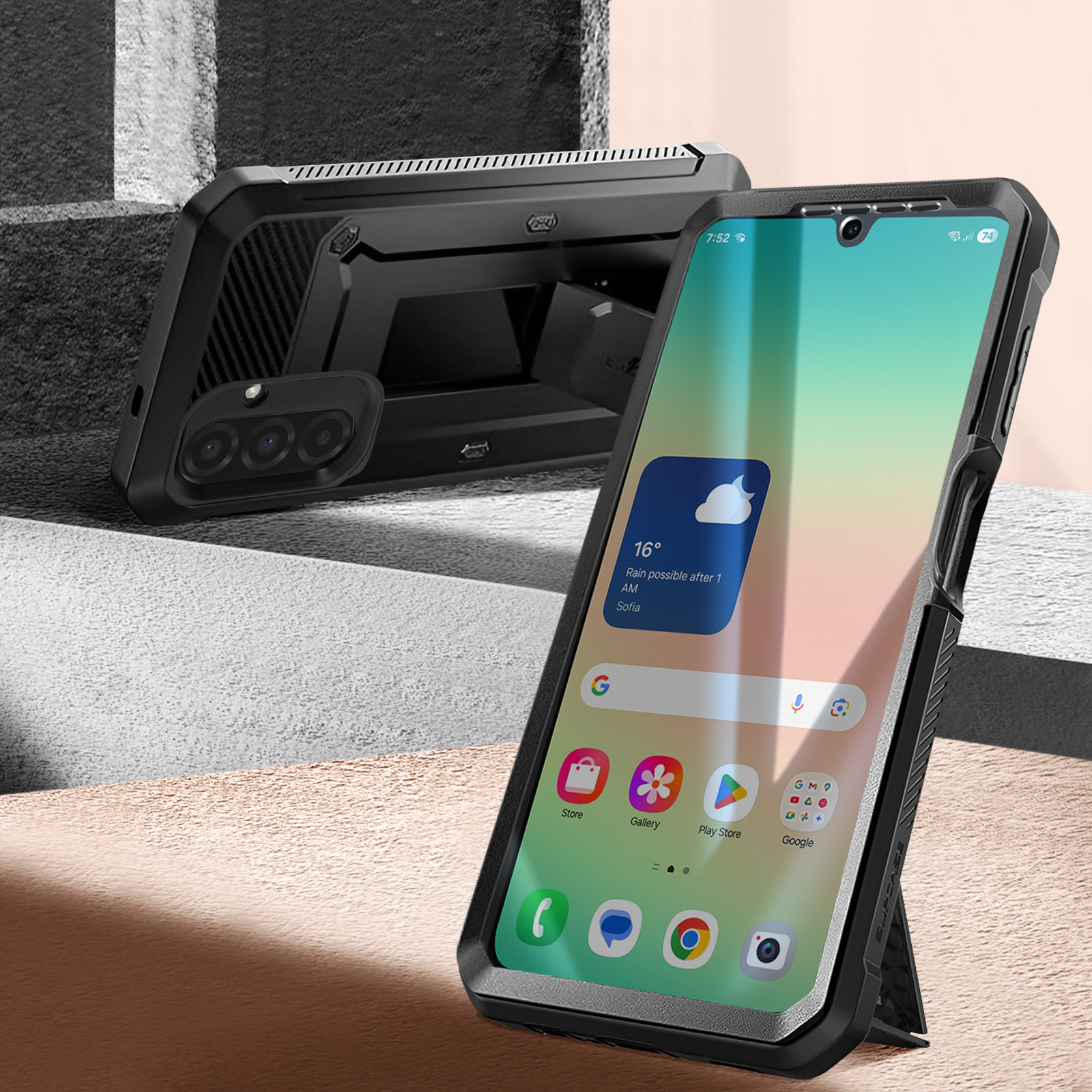 Ein Telefon in einer schwarzen Schutzhülle ist aufgestellt, mit einer Hülle auf der Seite. Der Bildschirm zeigt Wetter und App-Symbole.