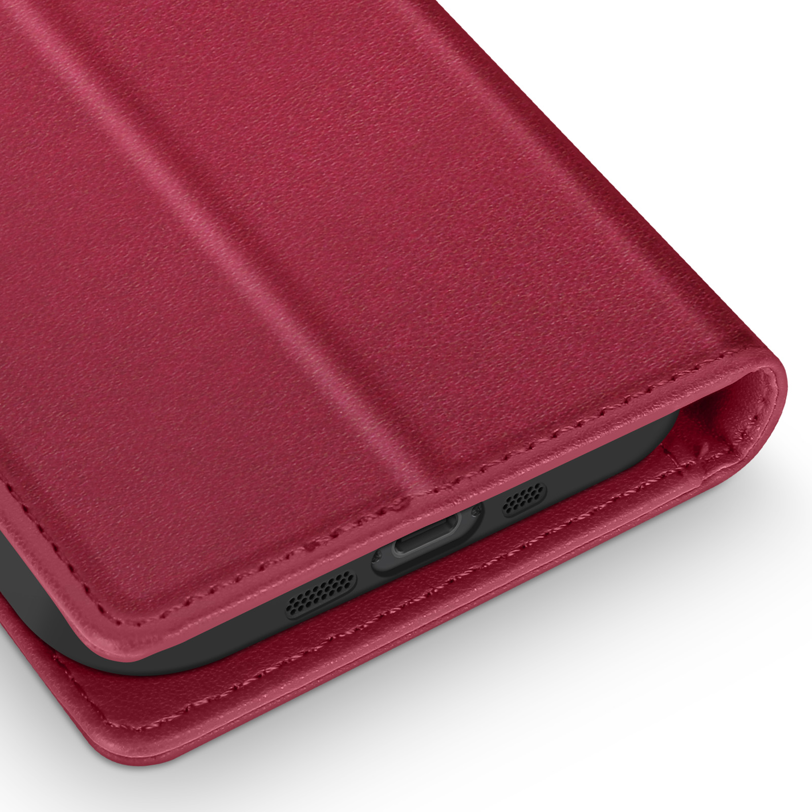 Gros plan sur un étui de téléphone rouge avec un téléphone visible à l'intérieur. L'étui est ouvert et incliné sur une surface blanche.