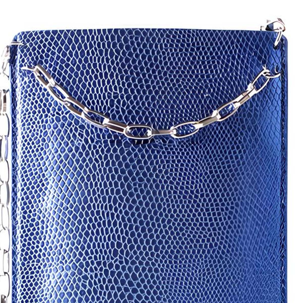 Un primo piano di una borsa blu con un motivo a pelle di serpente e una tracolla a catena argentata. La borsa è quadrata e lucida.