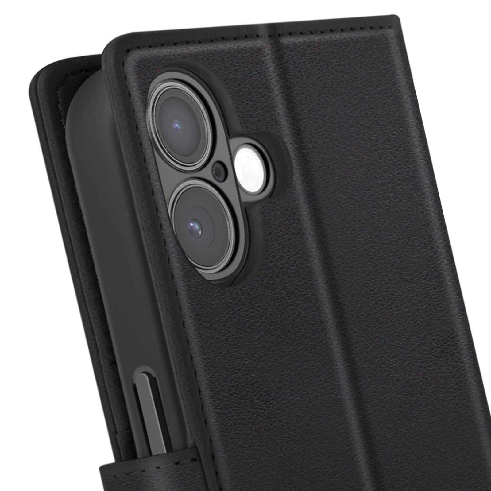 Gros plan sur un étui de téléphone noir avec un téléphone à l'intérieur. Le téléphone a trois objectifs. L'étui est en simili cuir.