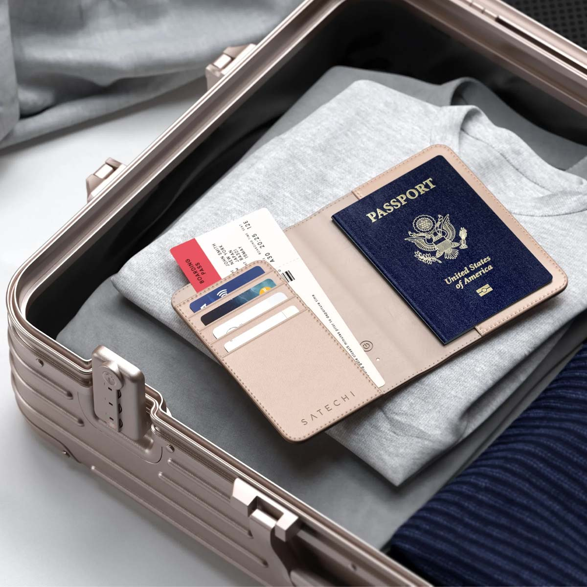 Una valigia aperta con vestiti all'interno. Un passaporto, una carta d'imbarco e delle carte sono in un supporto.