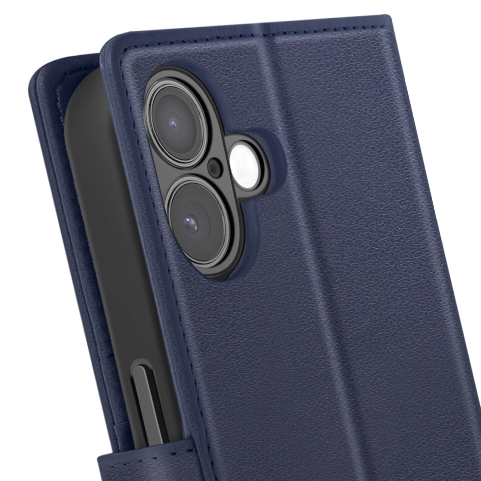Close-up van een donkerblauwe telefoonhoes met een telefoon erin. De cameralens is zichtbaar. Witte achtergrond.