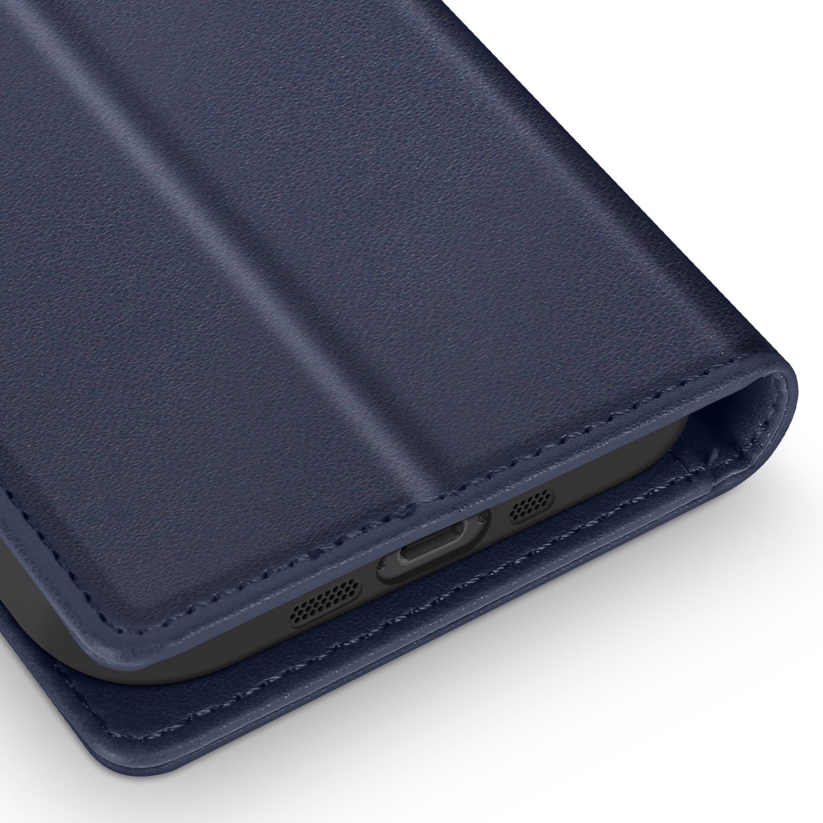 Close-up van een donkerblauwe leren telefoonhoes. De hoes is gedeeltelijk open en toont een deel van de telefoon.