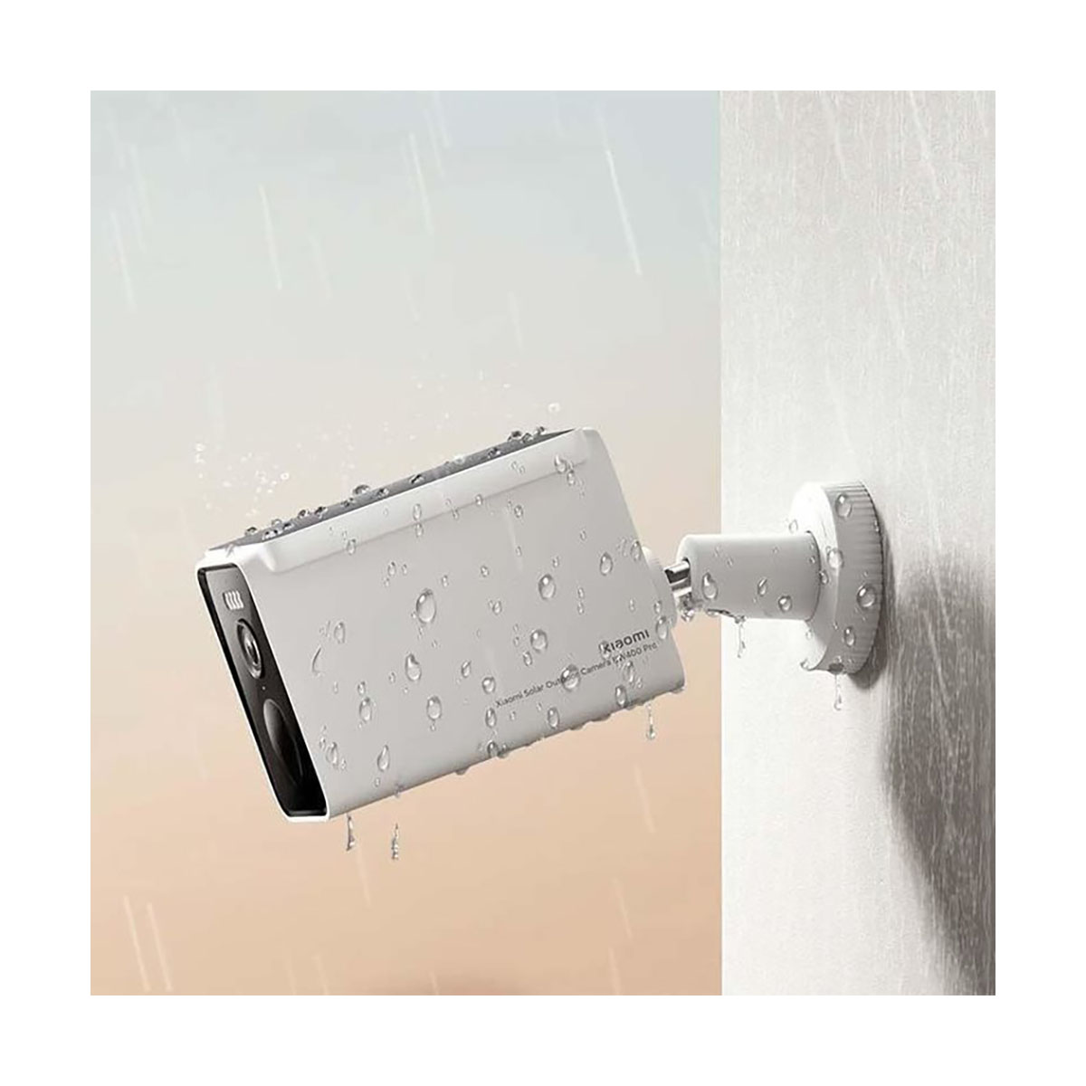 Biała kamera bezpieczeństwa z kroplami deszczu na ścianie. Kamera jest zamontowana i ma czarny obiektyw.