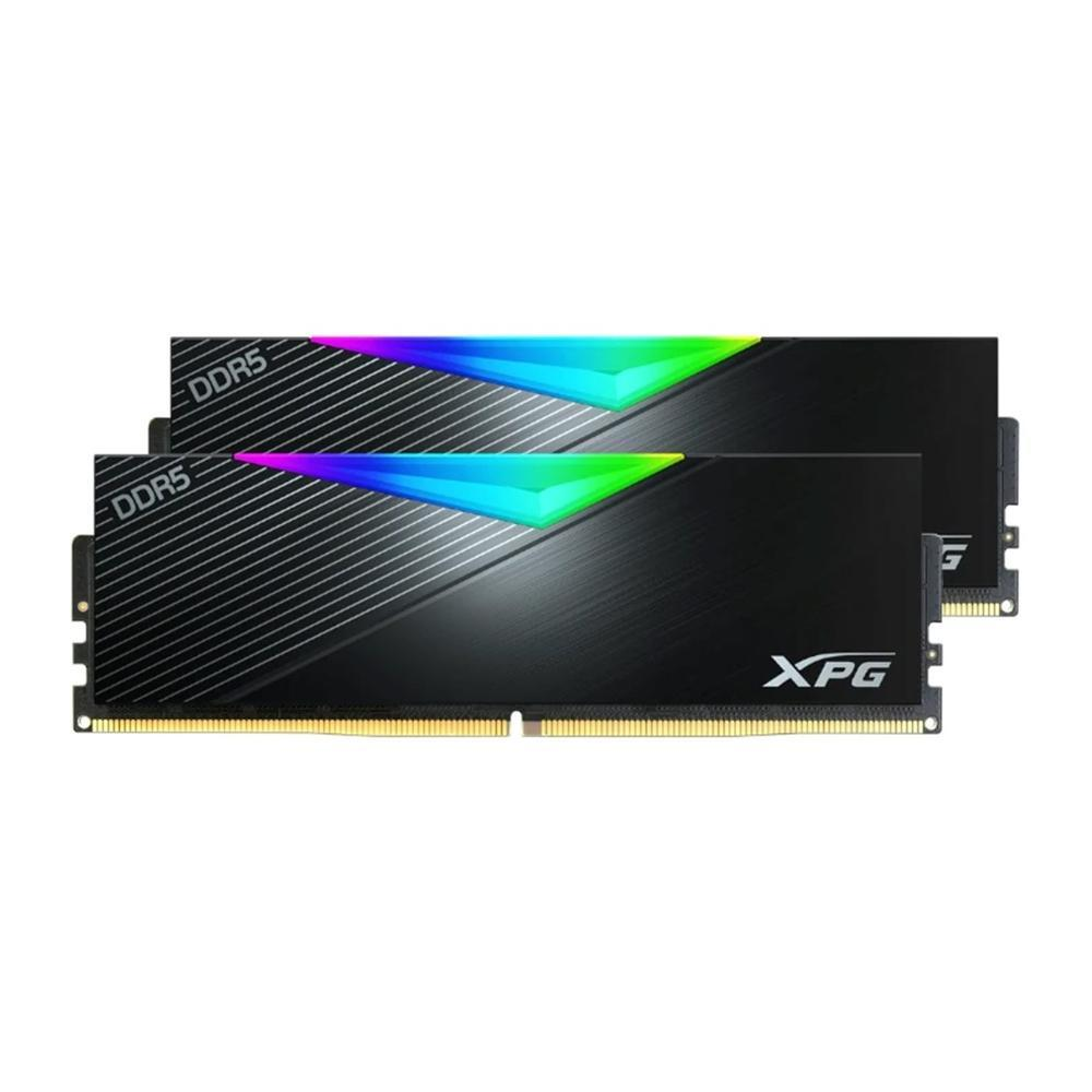 Dwa czarne moduły RAM DDR5 z kolorowym oświetleniem RGB. Widoczne logo XPG. Każdy ma tekst DDR5.