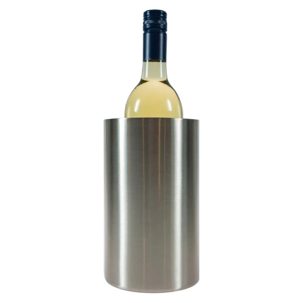 Una bottiglia di vino con tappo blu scuro in un secchiello per vino in acciaio inossidabile. La bottiglia è riempita di un liquido giallo chiaro.