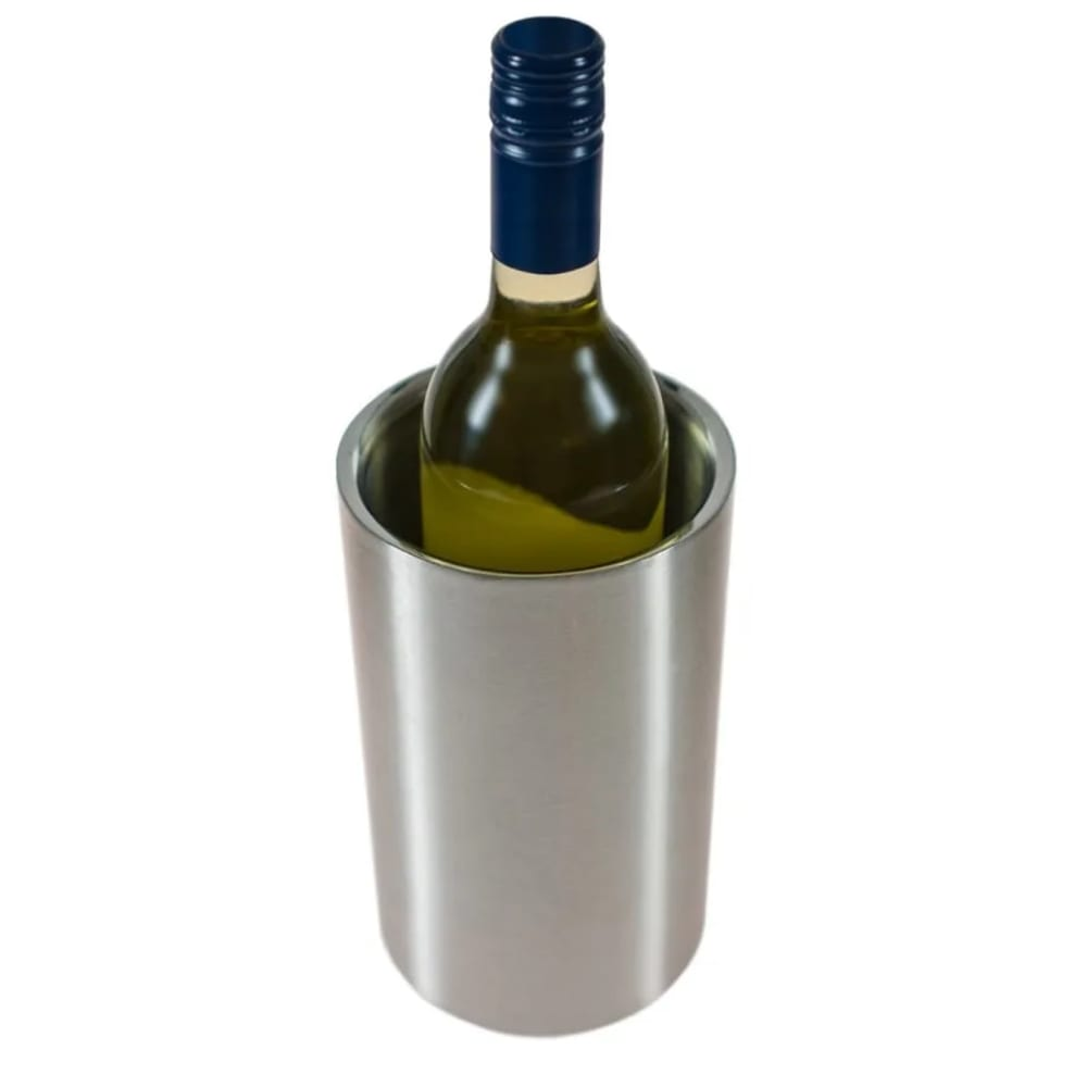 Una bottiglia di vino in un refrigeratore d'argento. La bottiglia ha un tappo blu scuro ed è piena di un liquido giallo chiaro.