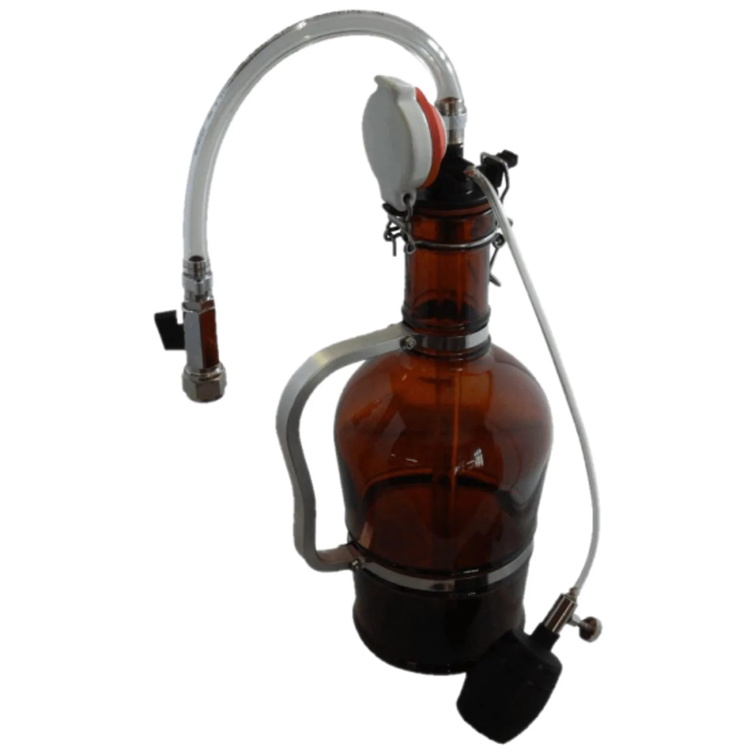 Una bottiglia di vetro marrone con manico e tubi metallici, usata per la produzione di birra. Ha un tappo bianco e una pompa nera.
