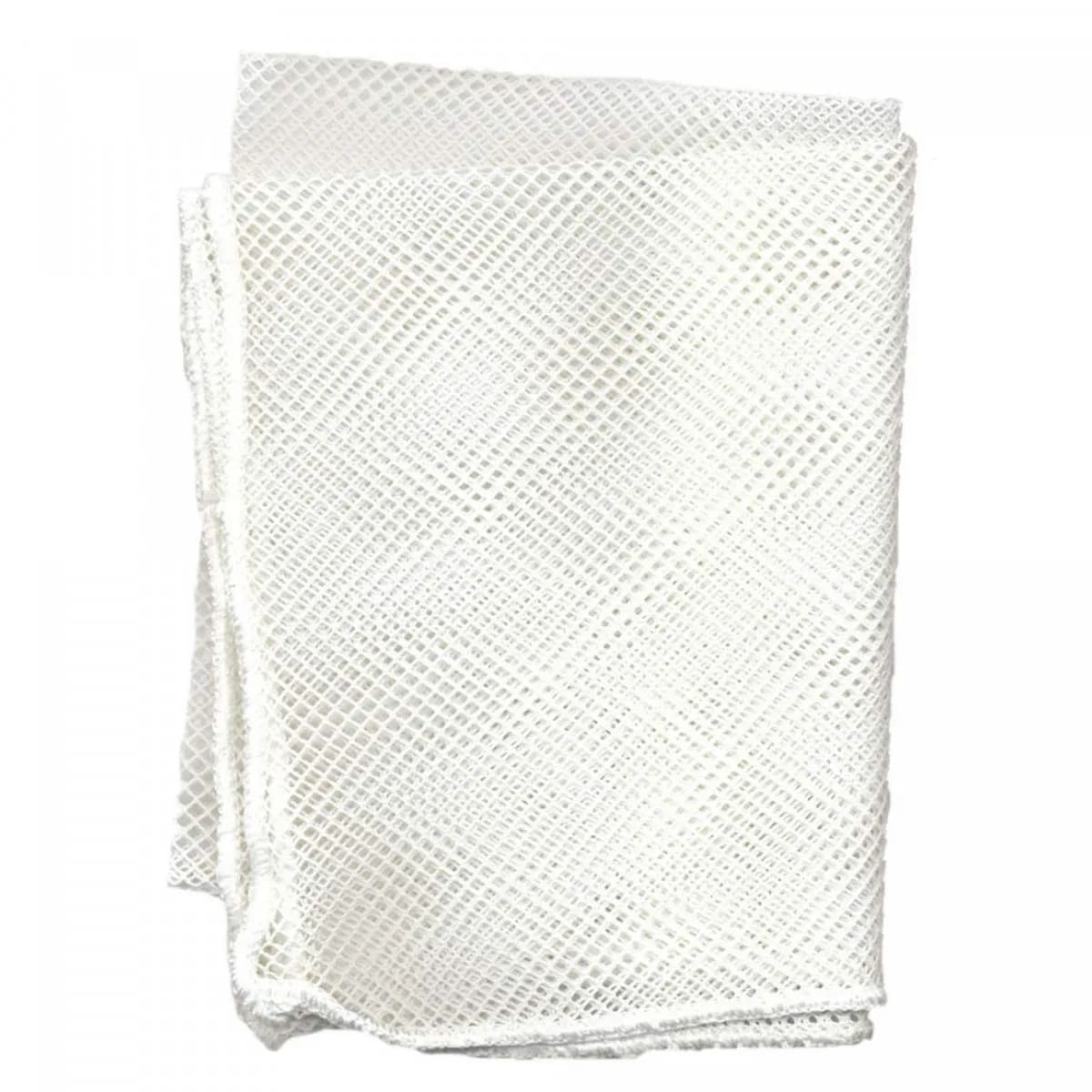 Una borsa per il bucato a rete bianca, piegata. La borsa è realizzata in materiale a rete a forma di diamante con bordo bianco. Sfondo bianco.