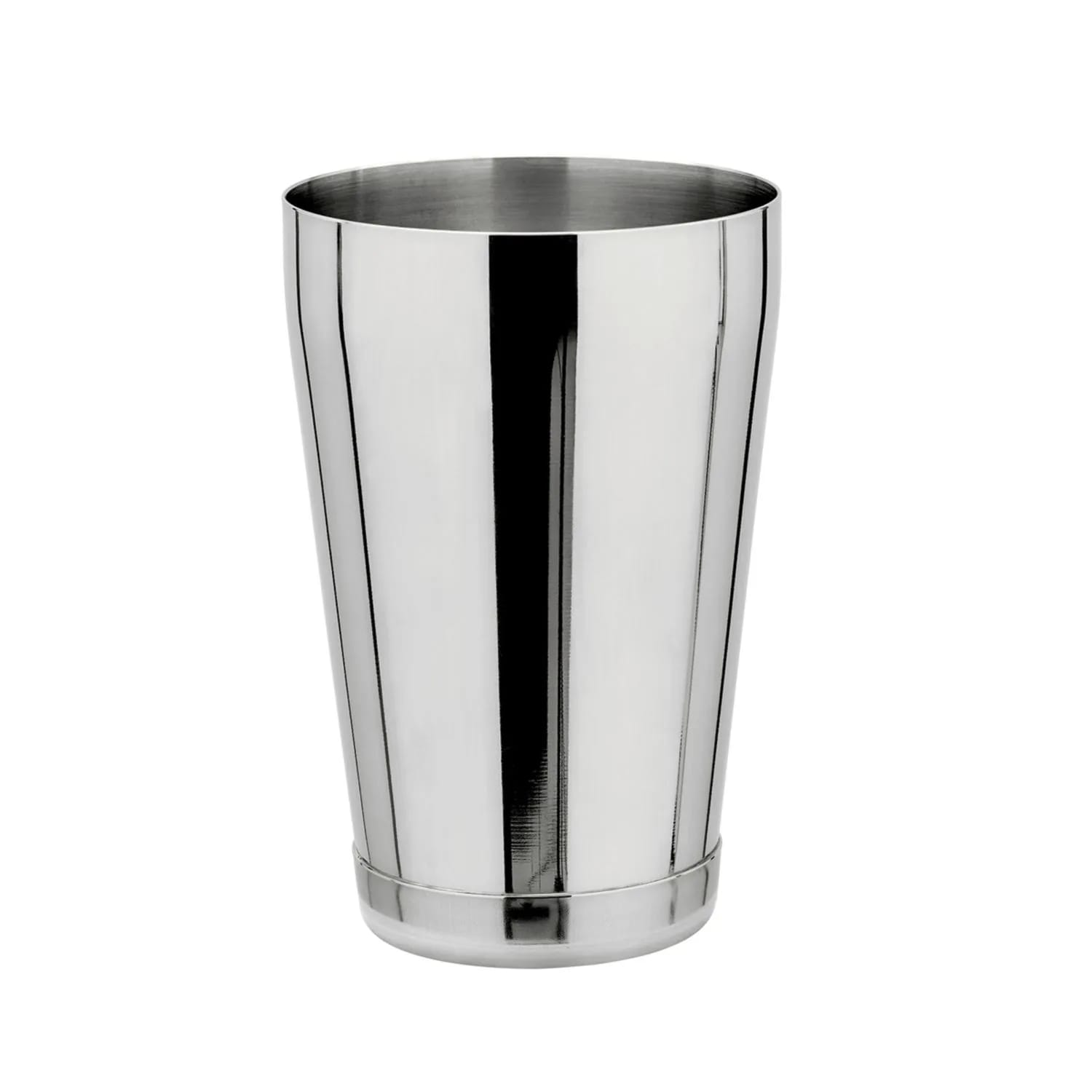 Uno shaker per cocktail lucido in acciaio inossidabile è in piedi. Ha una bocca larga e una base arrotondata. Lo sfondo è bianco.