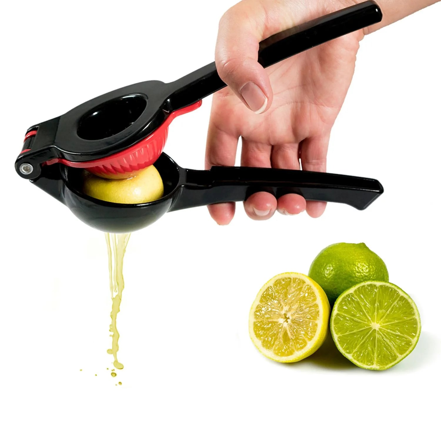 Una mano sprema un limone in uno spremiagrumi nero e rosso. Il succo gocciola. Sullo sfondo ci sono lime e una metà di limone.