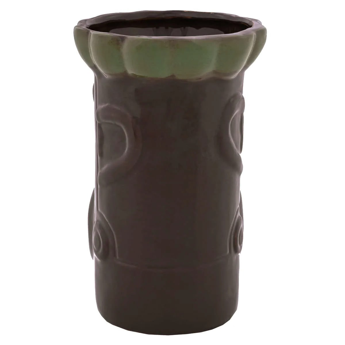 Eine dunkelbraune Keramikvase mit grünem Rand und dekorativen Wirbeln. Die Vase steht auf weißem Hintergrund.