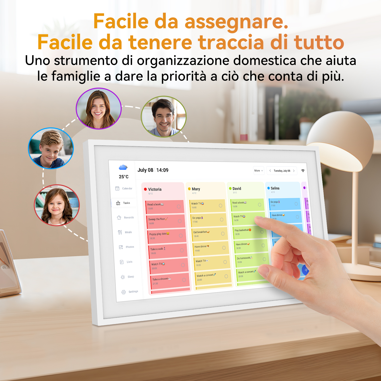 Una mano tocca un tablet che mostra un programma familiare con volti e attività.
