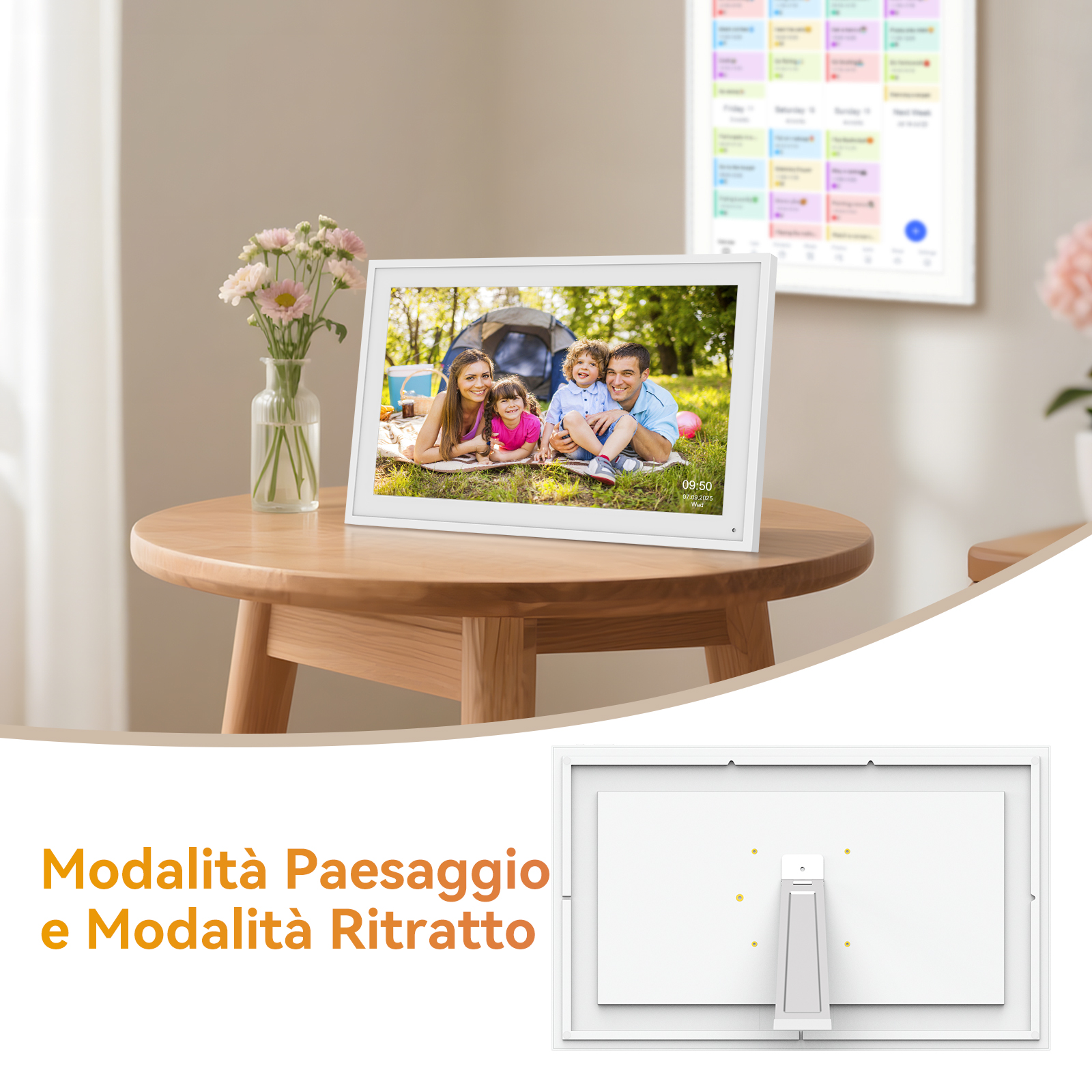 Una cornice digitale mostra una foto di famiglia. Un calendario è sullo sfondo. La cornice è su un tavolo di legno.