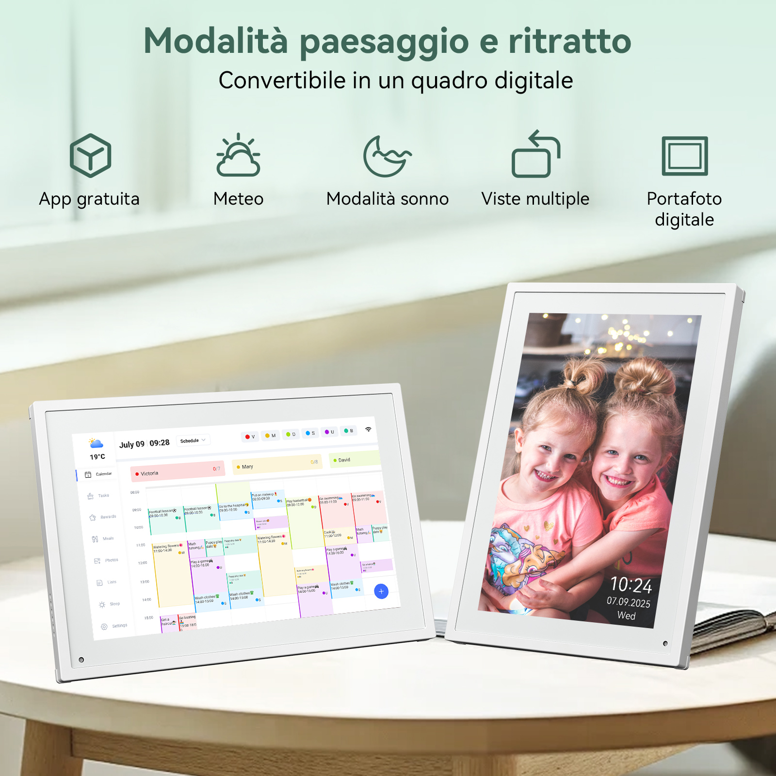 Due cornici digitali su un tavolo. Una mostra un calendario, l'altra due ragazze sorridenti. Icone per app, meteo e modalità sospensione.