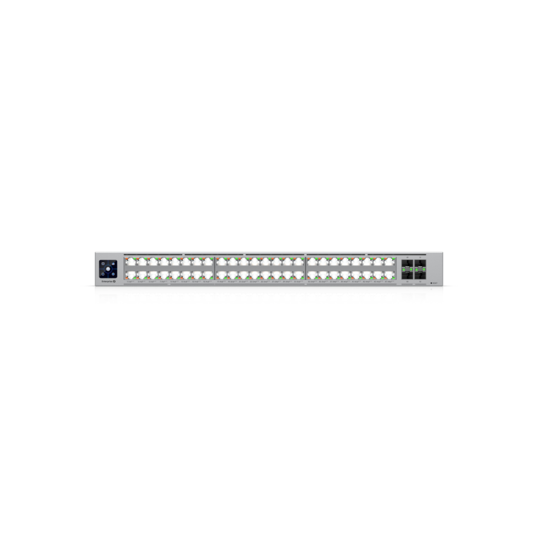 Uno switch di rete grigio con molte porte. Connettori bianchi e spie luminose visibili. Lo sfondo è bianco.