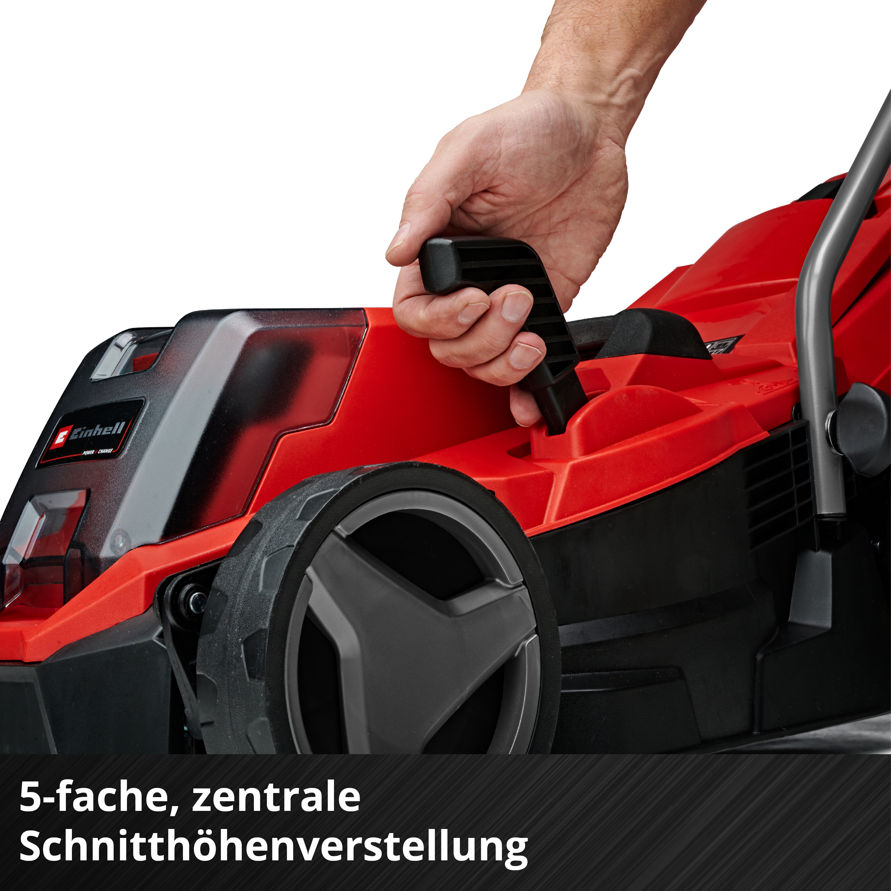 Eine Hand zieht einen schwarzen Hebel an einem roten Rasenmäher. Der Mäher hat schwarze Räder und eine transparente Oberseite.