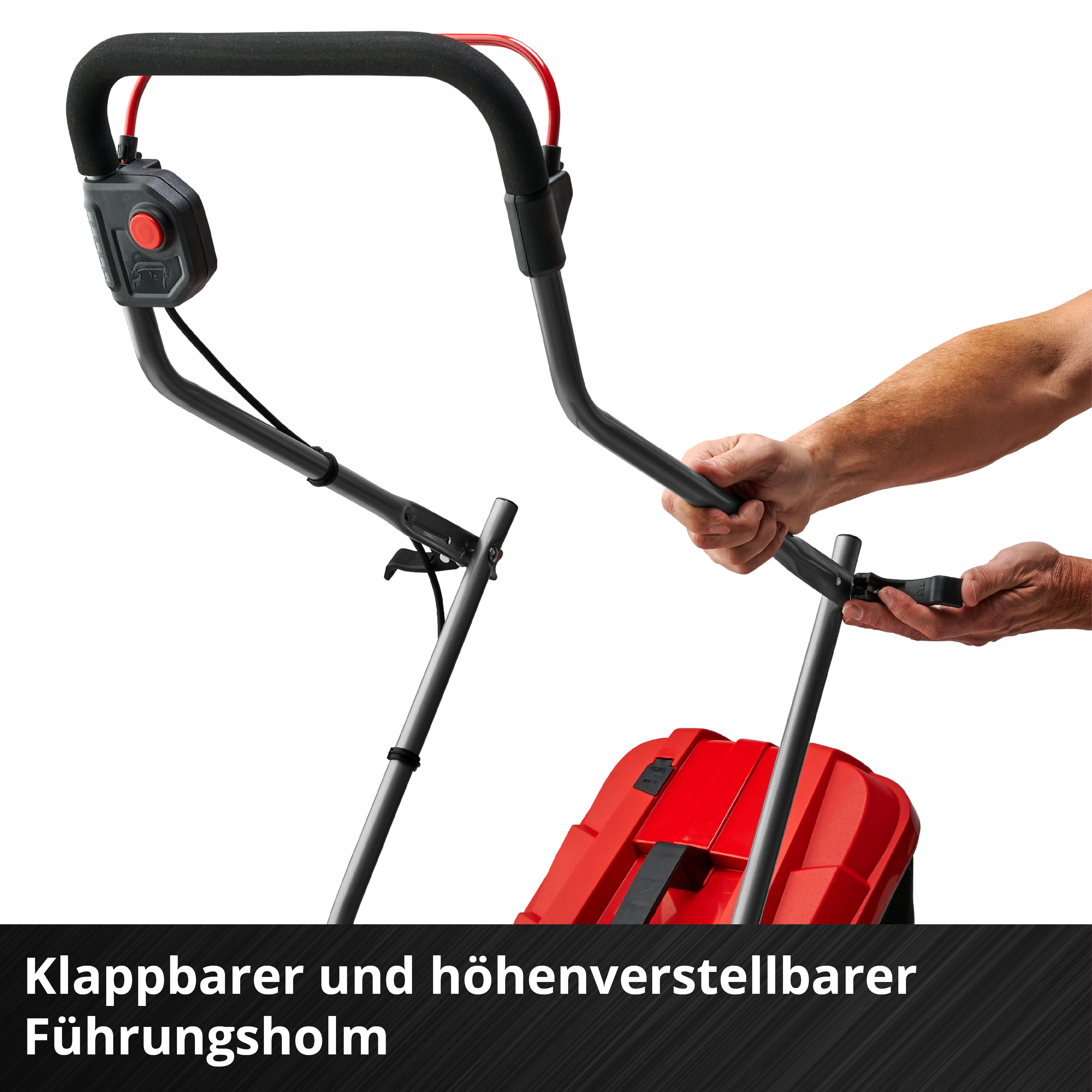 Eine Person hält einen Rasenmähergriff. Der Griff ist schwarz mit einem roten Knopf. Ein roter Mäherkörper ist sichtbar.