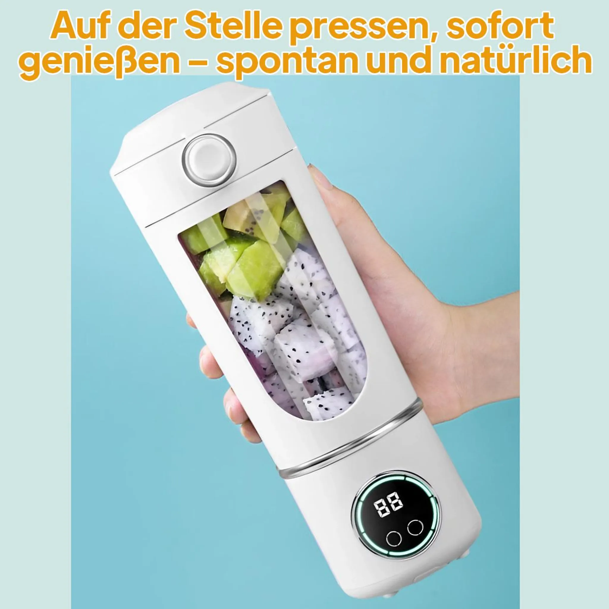 Ein weißer tragbarer Mixer, gefüllt mit Kiwi und Drachenfrucht, wird vor blauem Hintergrund gehalten.