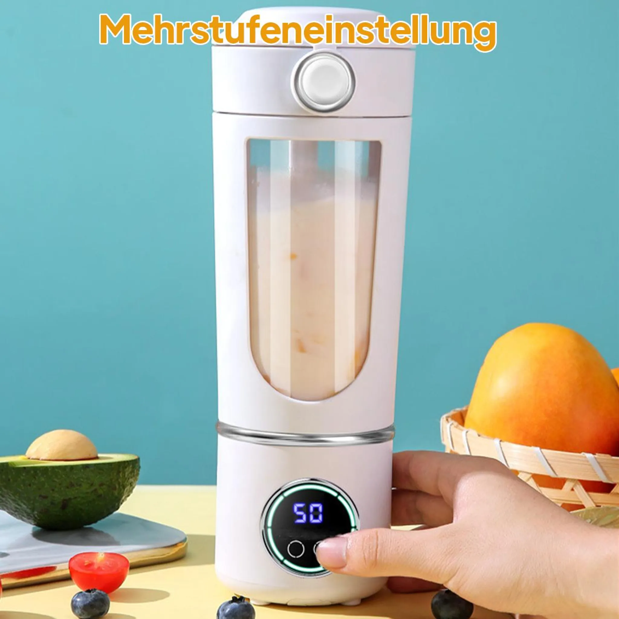 Ein weißer Mixer mit Bildschirm, Früchte und Mangos sind daneben platziert. Eine Hand hält den Mixer.