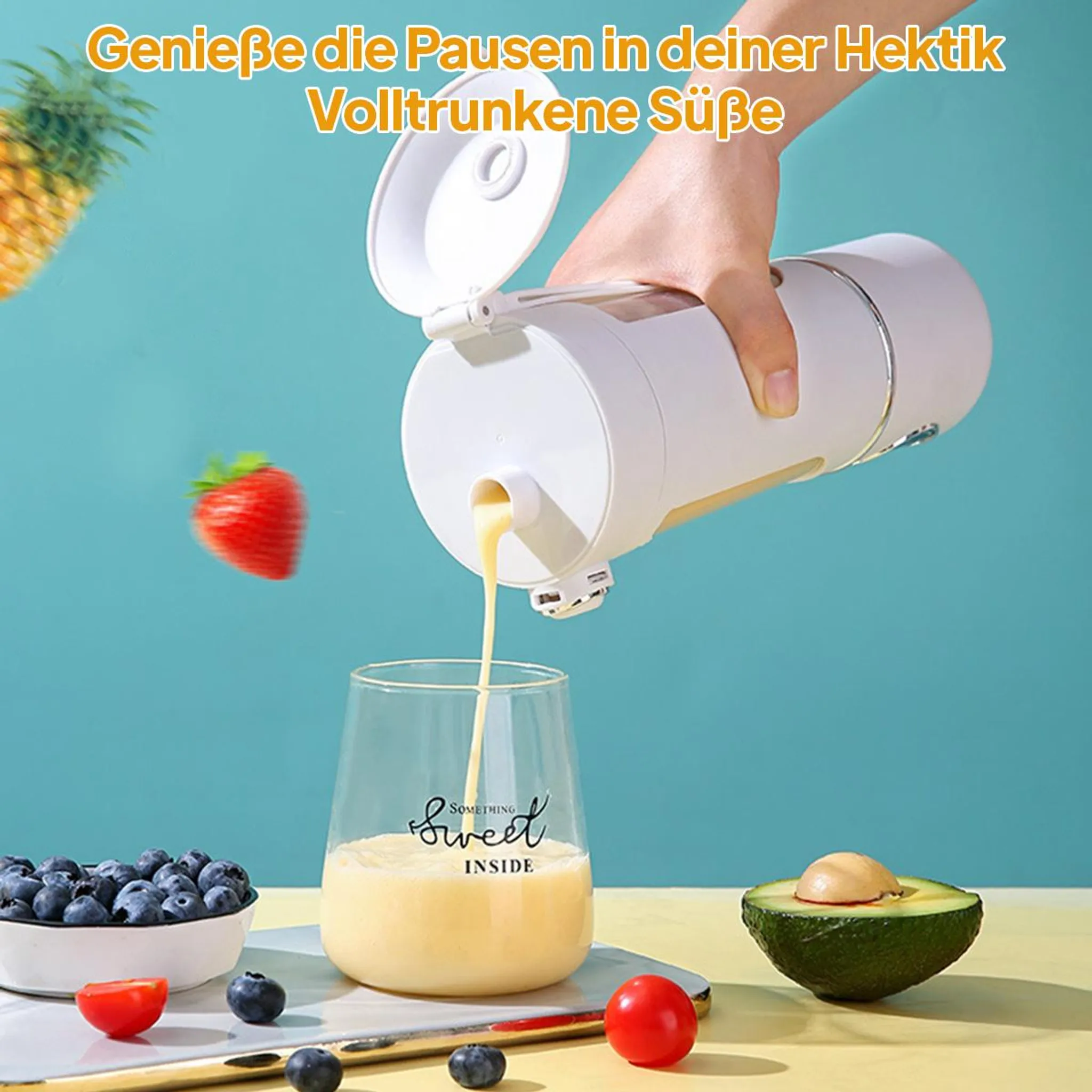 Eine Hand gießt Saft aus einem weißen Mixer in ein Glas. Früchte, darunter Beeren und Avocado, sind sichtbar.